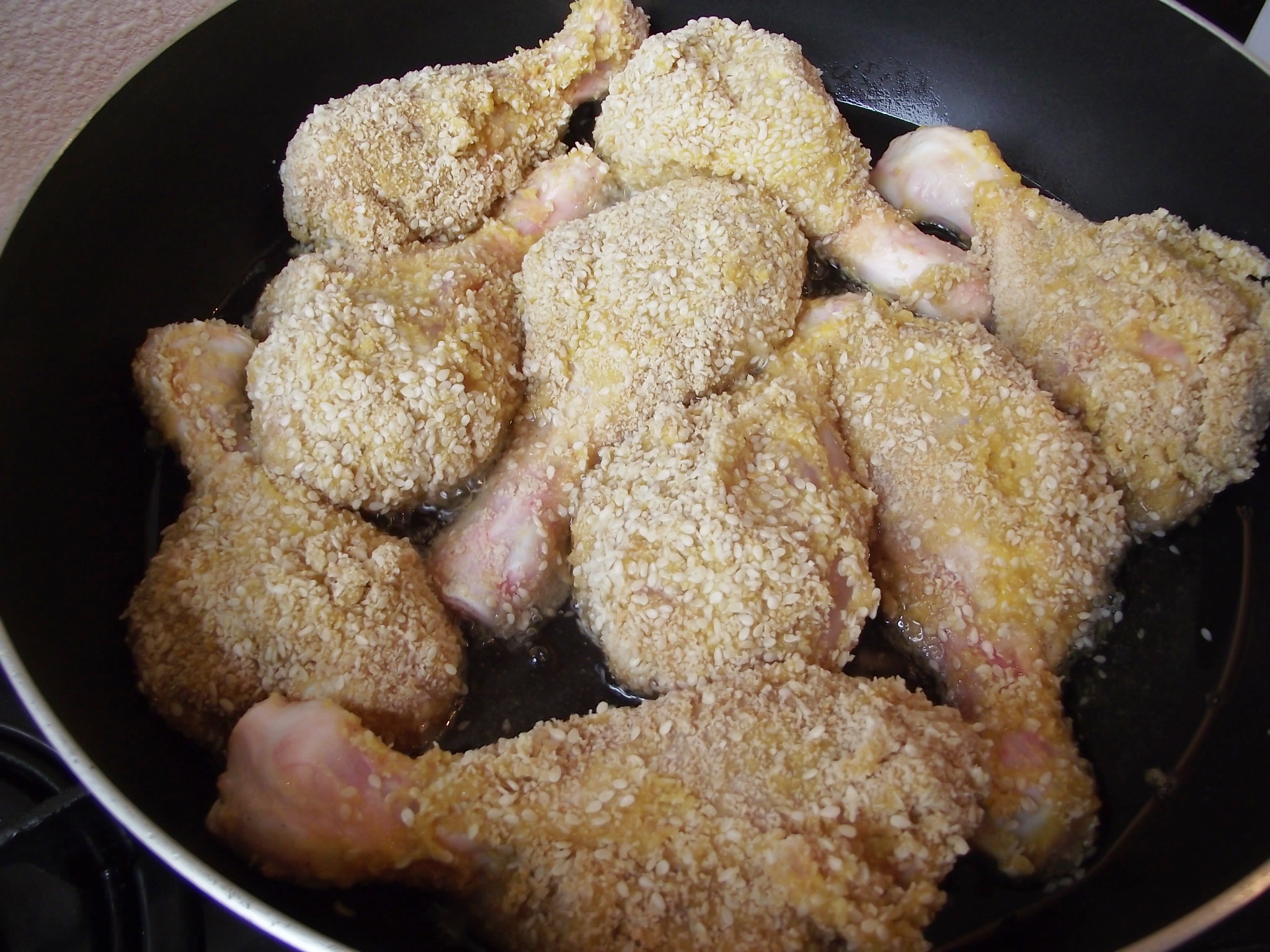 Copanele de pui in crusta de pesmet cu parmezan si susan
