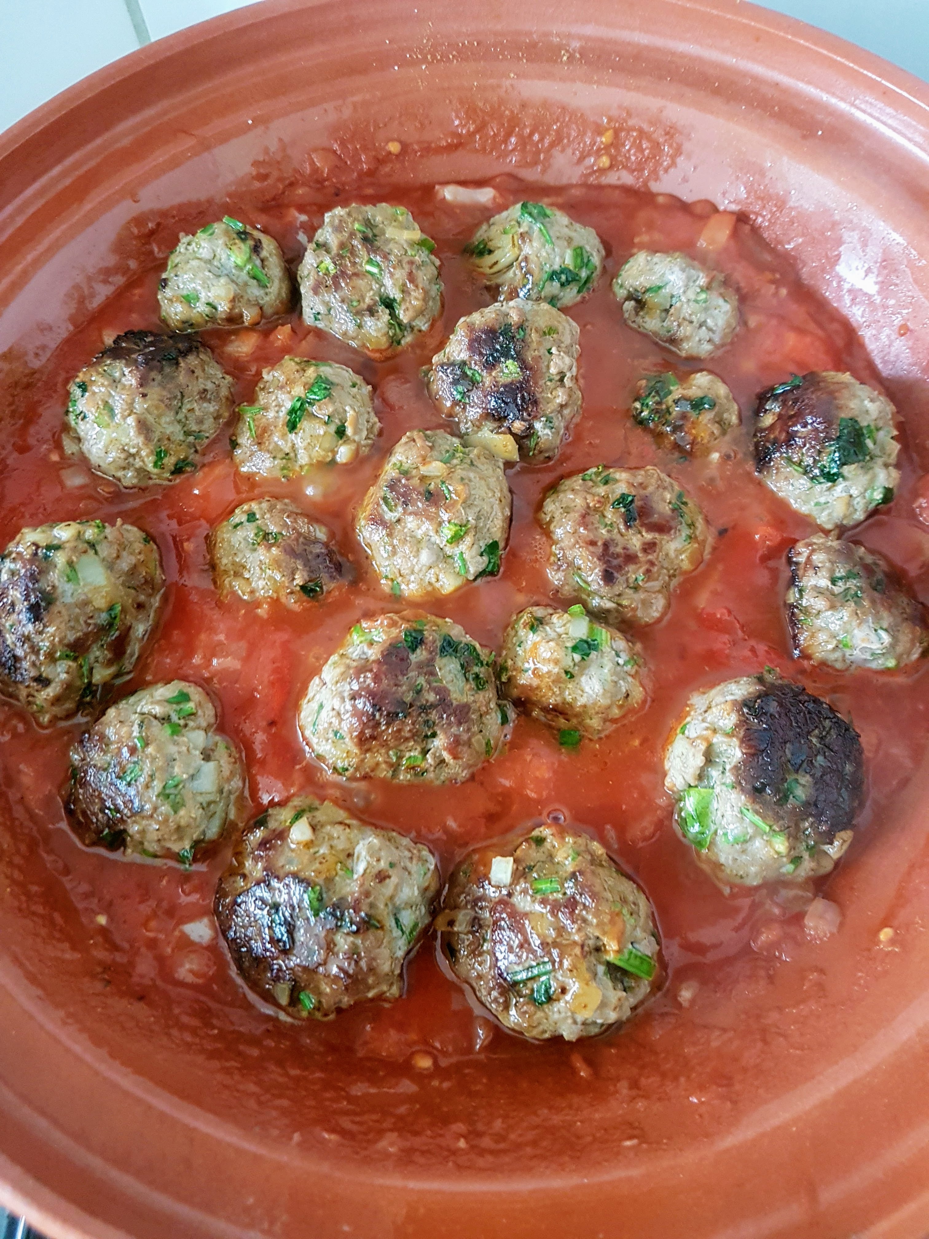 Kefta Mkaouara (Tajine cu chiftele si oua, in sos de rosii)