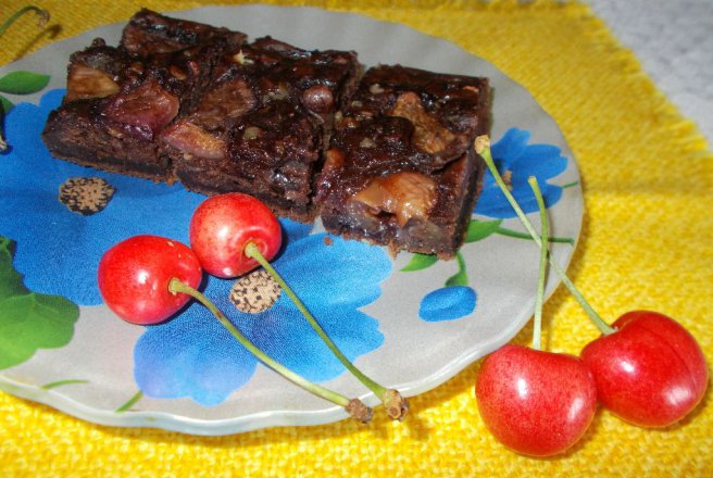 Desert negresa de post cu cirese si glazura de cacao