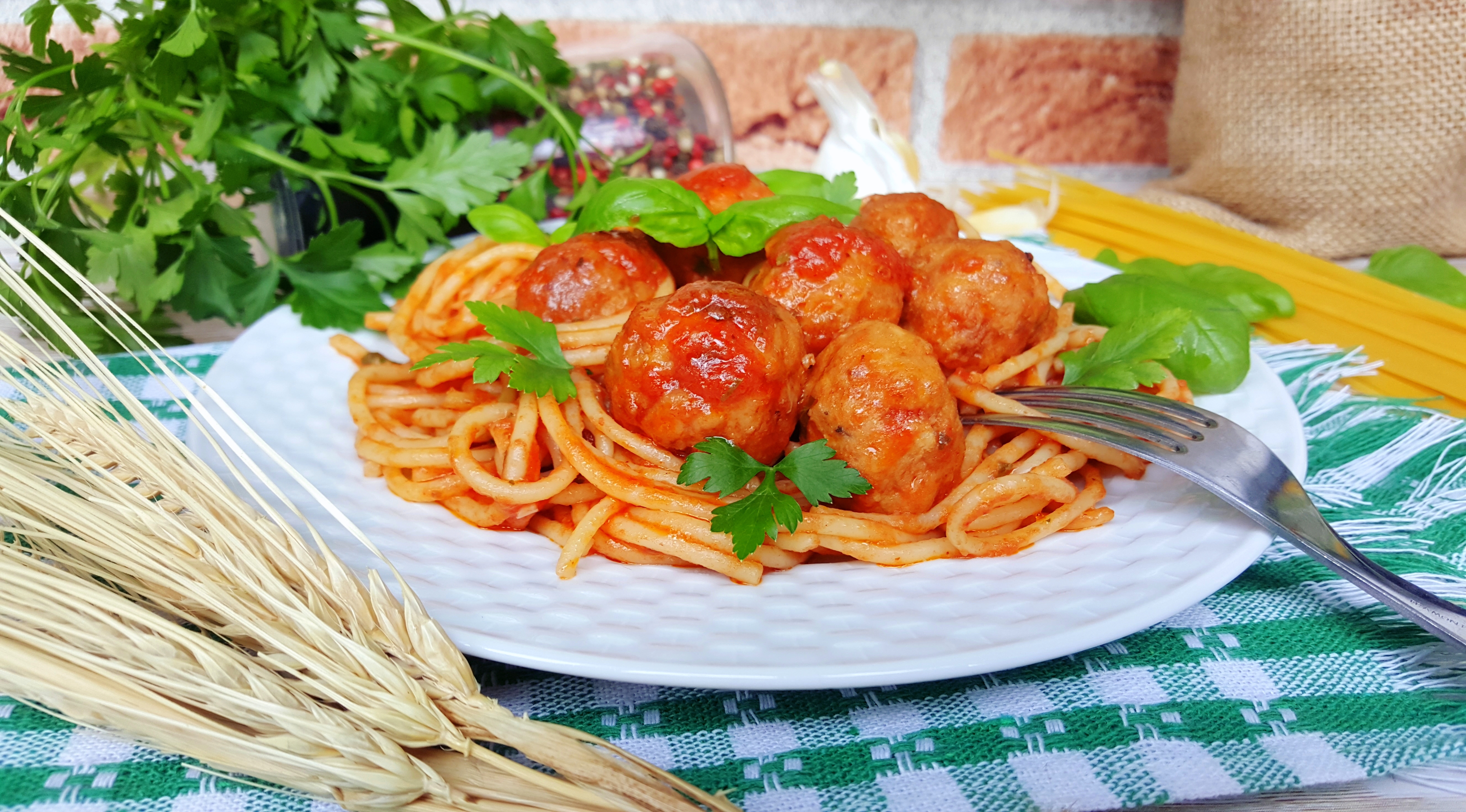 Spaghete cu chiftelute din carne de vita-porc in sos de rosii