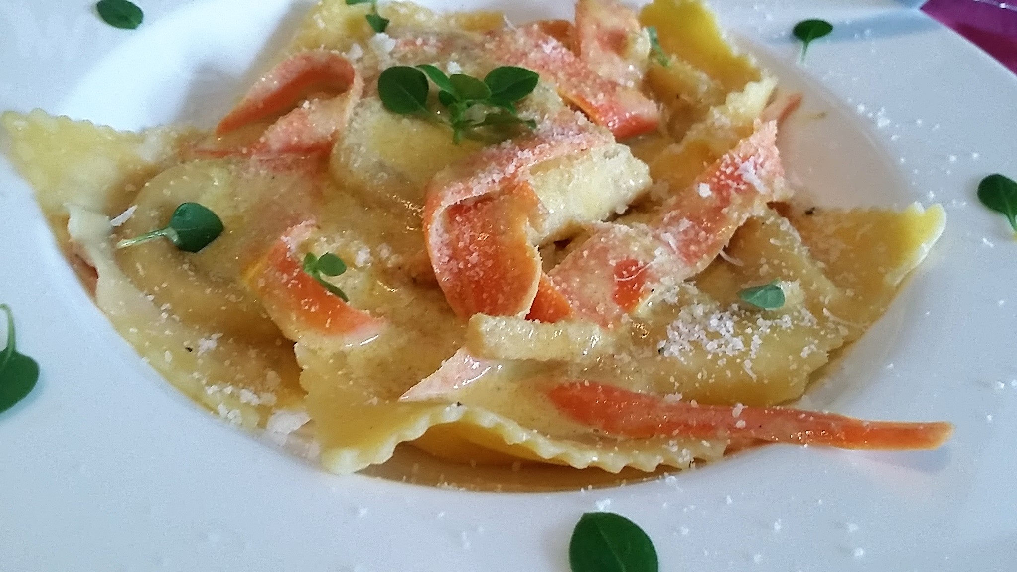 Ravioli proaspete cu sos cremos si curry verde