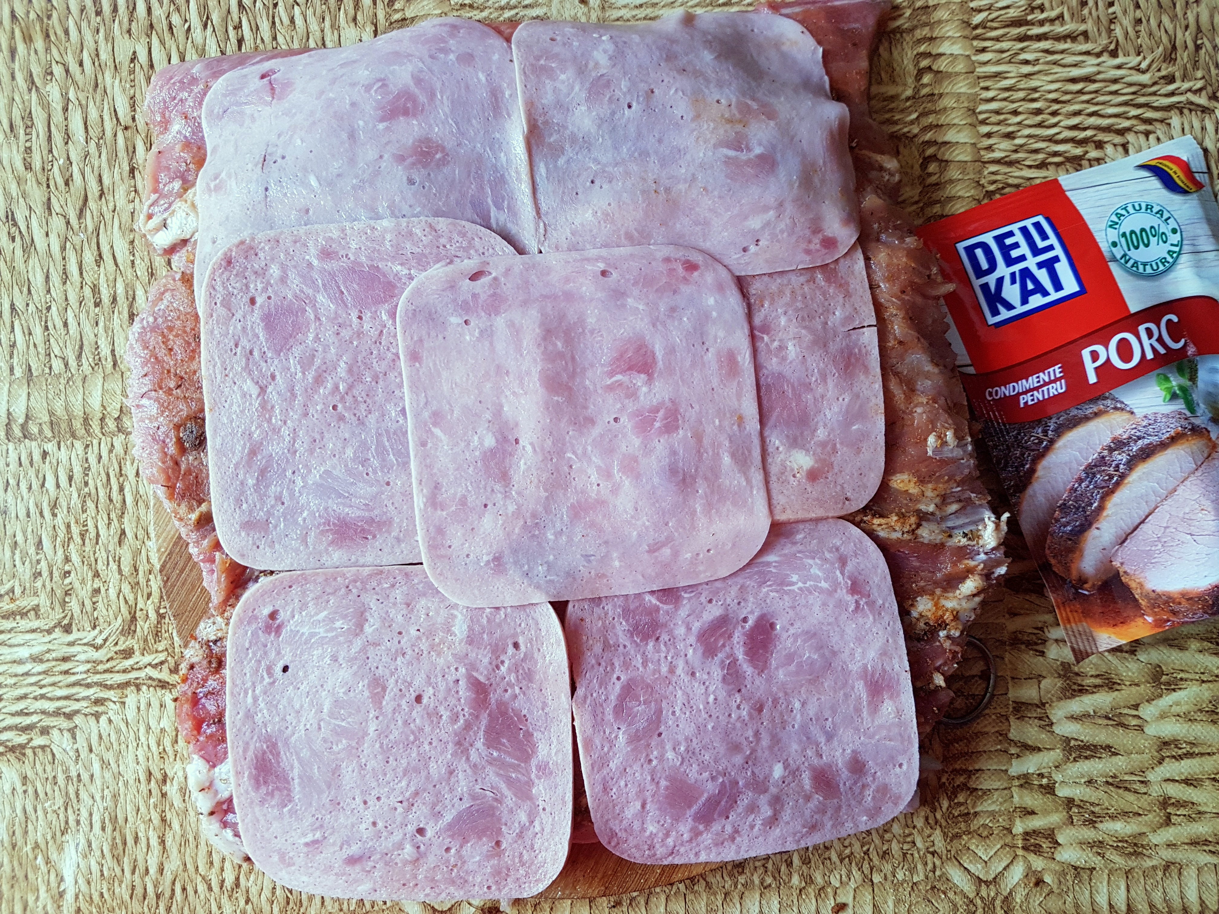 Rulada din carne de porc umpluta cu sunca si cas afumat