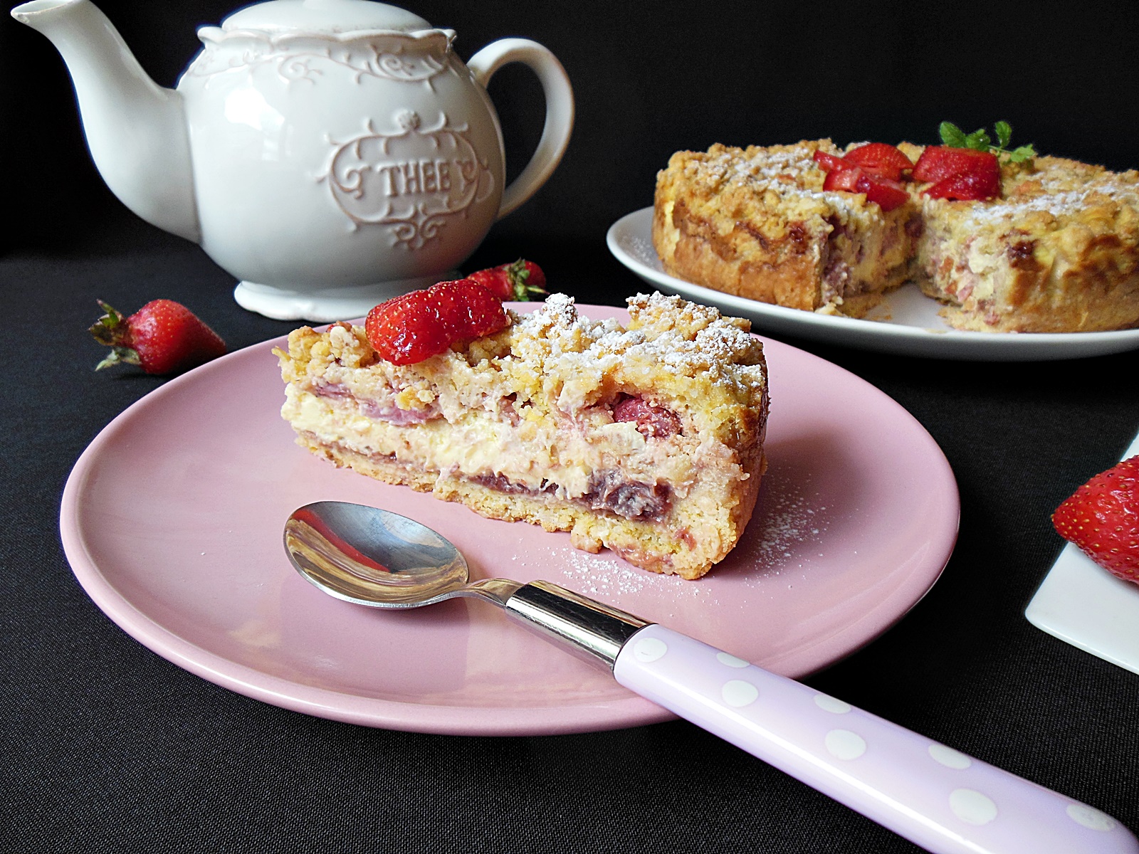 Desert tarta crumble cu mascarpone si capsuni