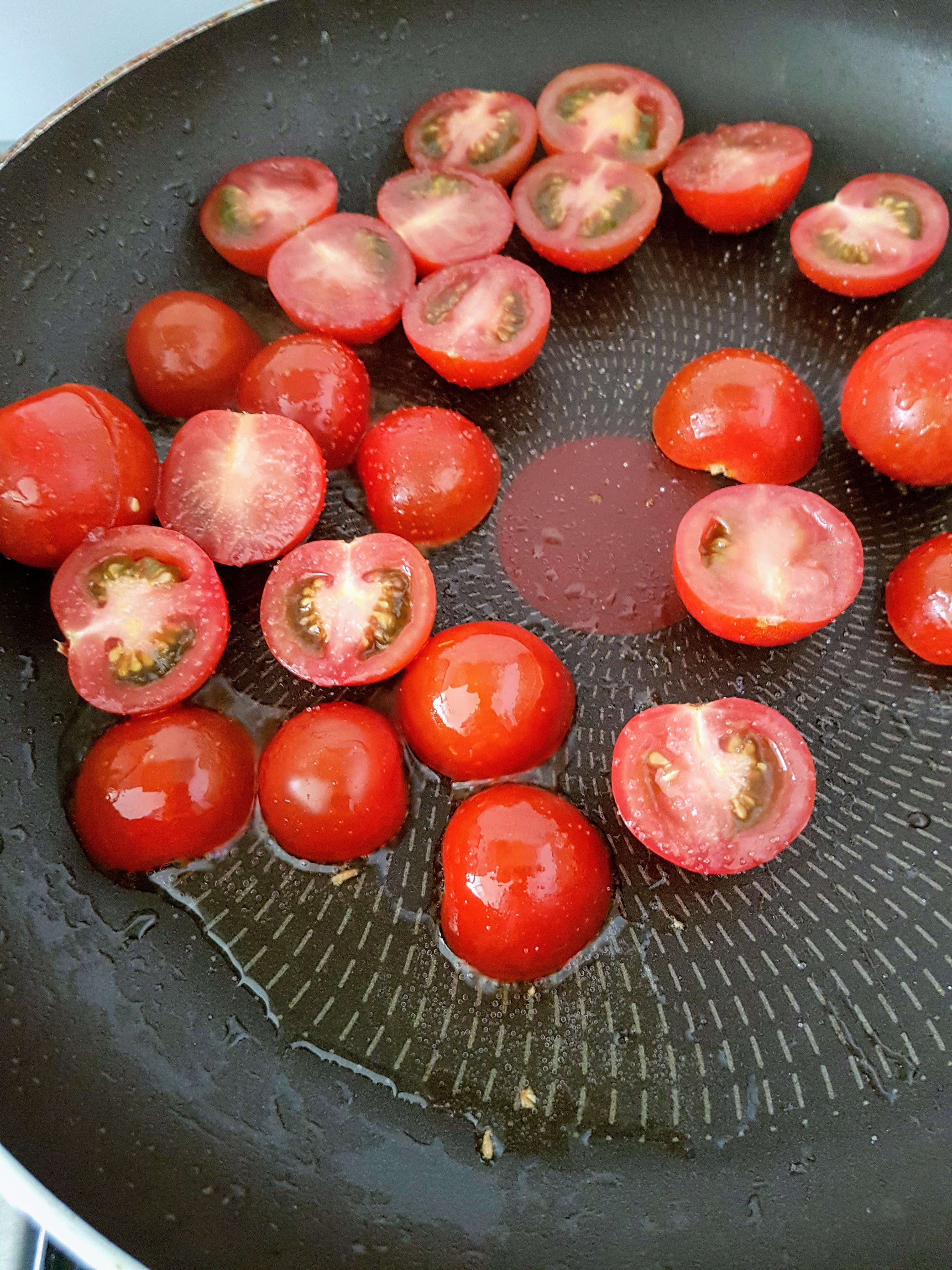 Penoni giganti in sos simplu de pesto si rosii cherry