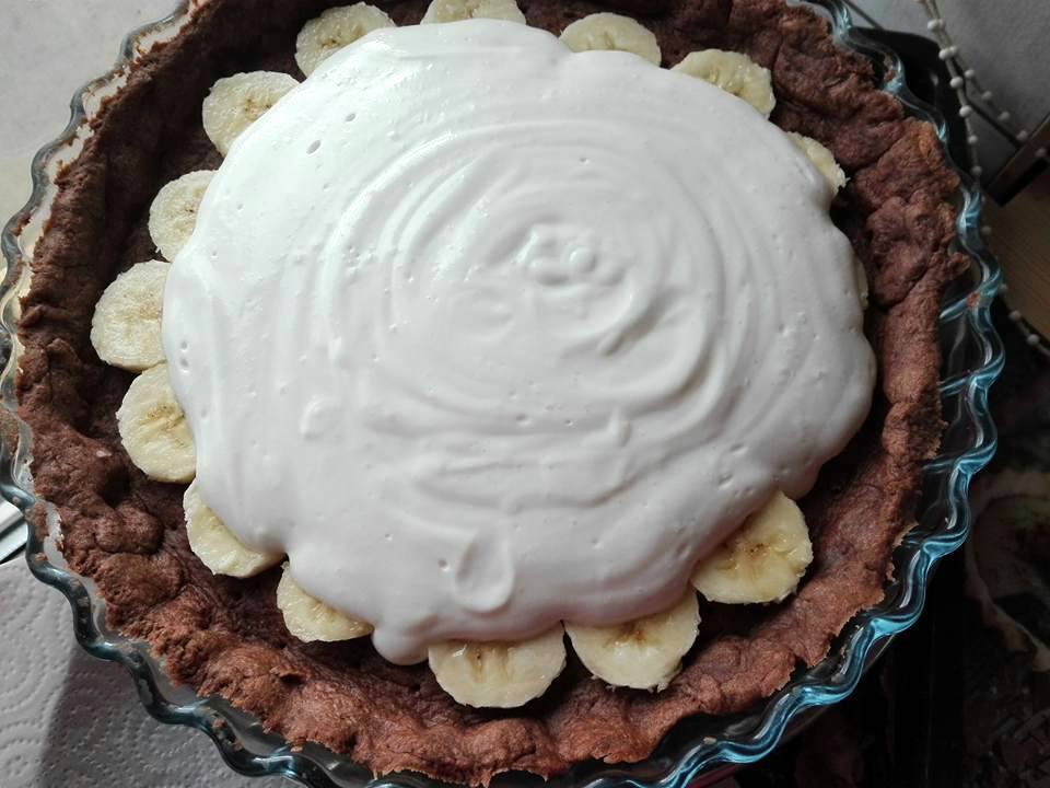 Desert tarta cu banane, crema de branza si capsuni