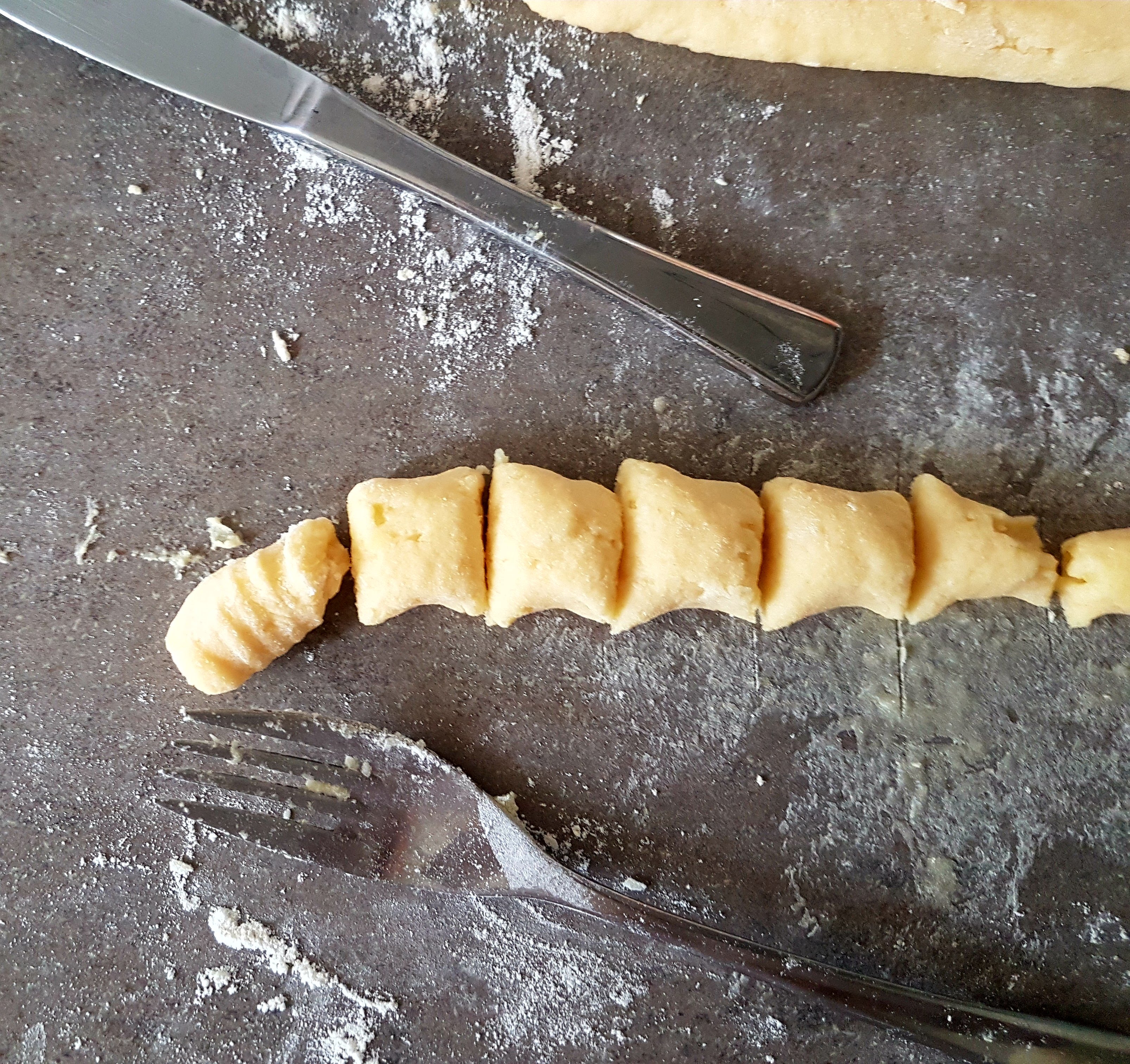 Gnocchi de casa pufosi in sos de rosii, Gorgonzola si Pancetta