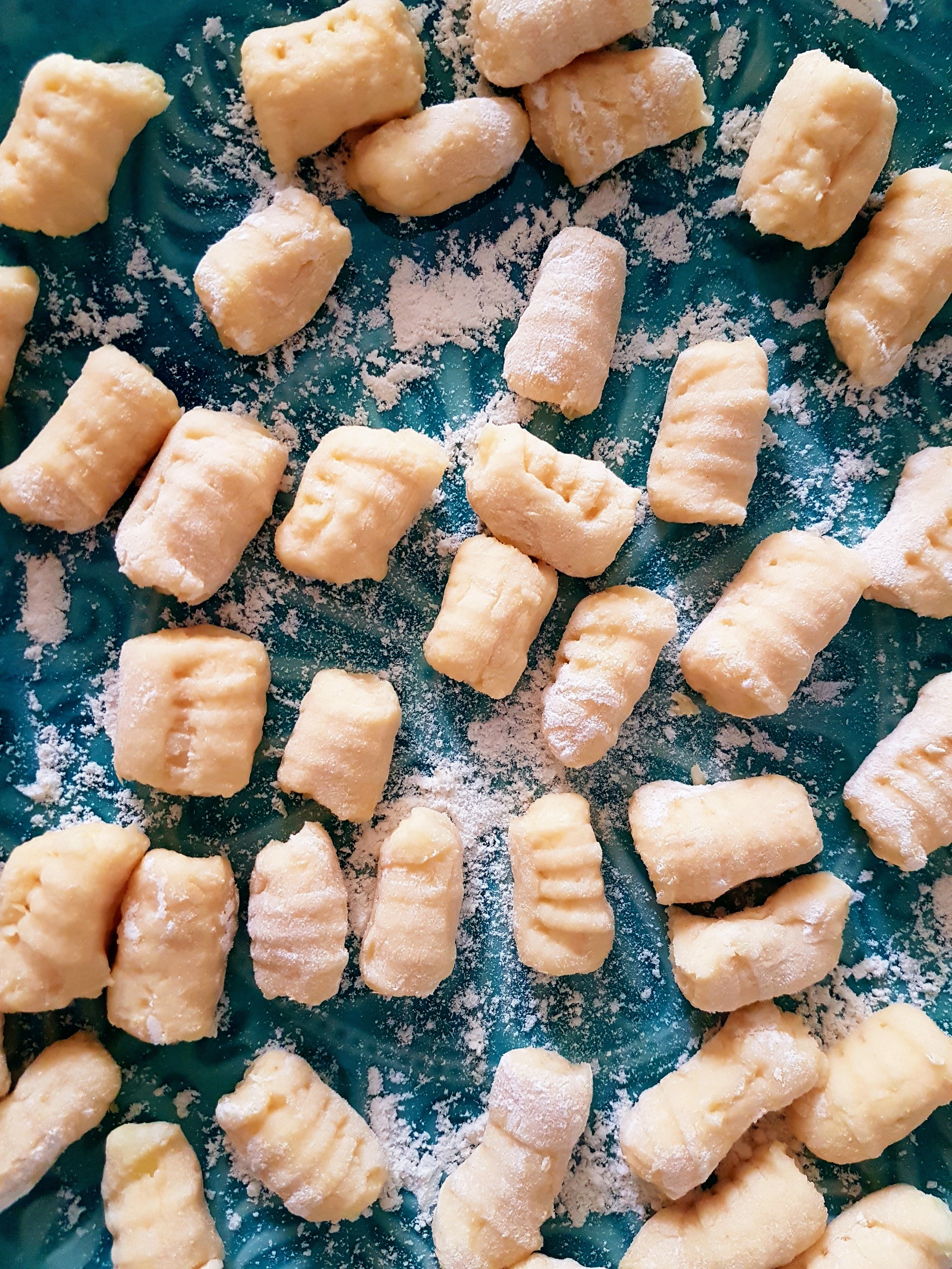 Gnocchi de casa pufosi in sos de rosii, Gorgonzola si Pancetta