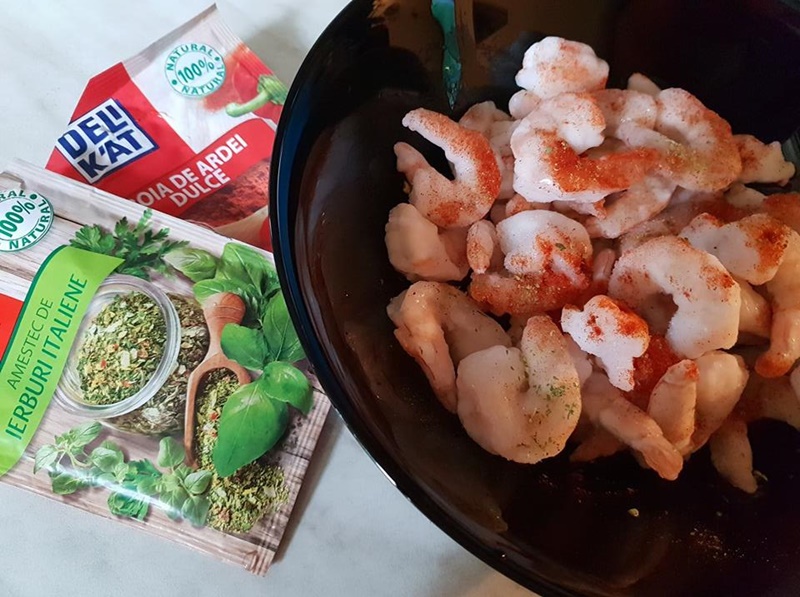 Fructe de mare cu sos de smantana si ierburi aromatice