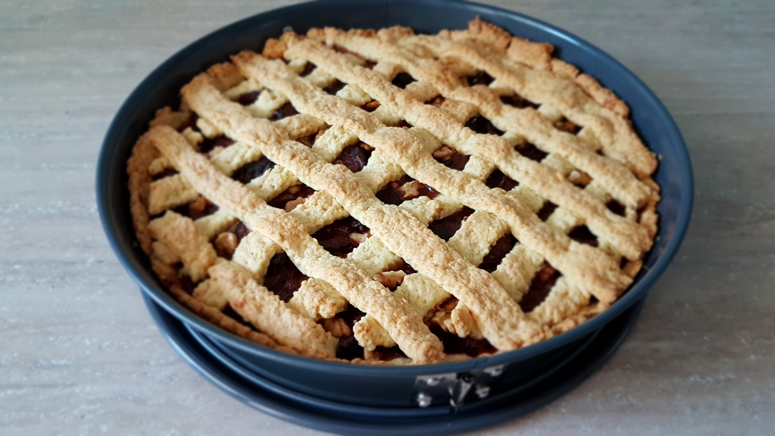 Desert tarta cu prune, mere si nuci