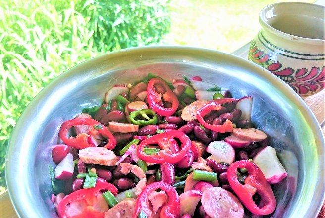 Salata de fasole rosie cu carnat de porc