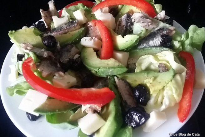 Salata cu sardine si avocado