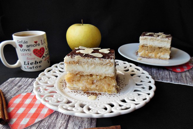 Desert prajitura cu biscuiti, mere si crema de vanilie