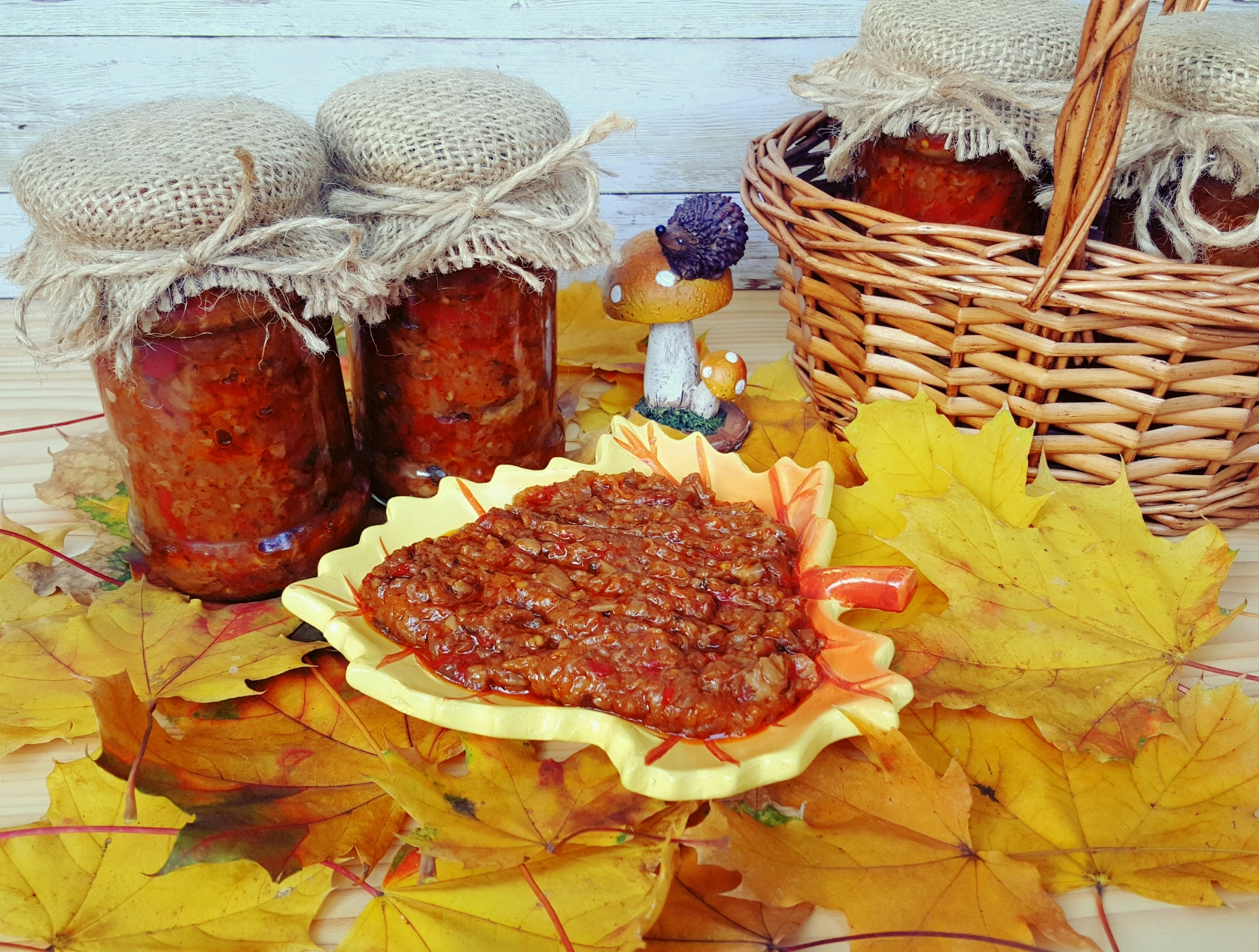 Zacusca cu ciuperci de padure si ardei copt