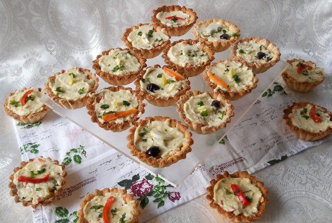 Aperitiv mini tarte umplute cu salata boeuf