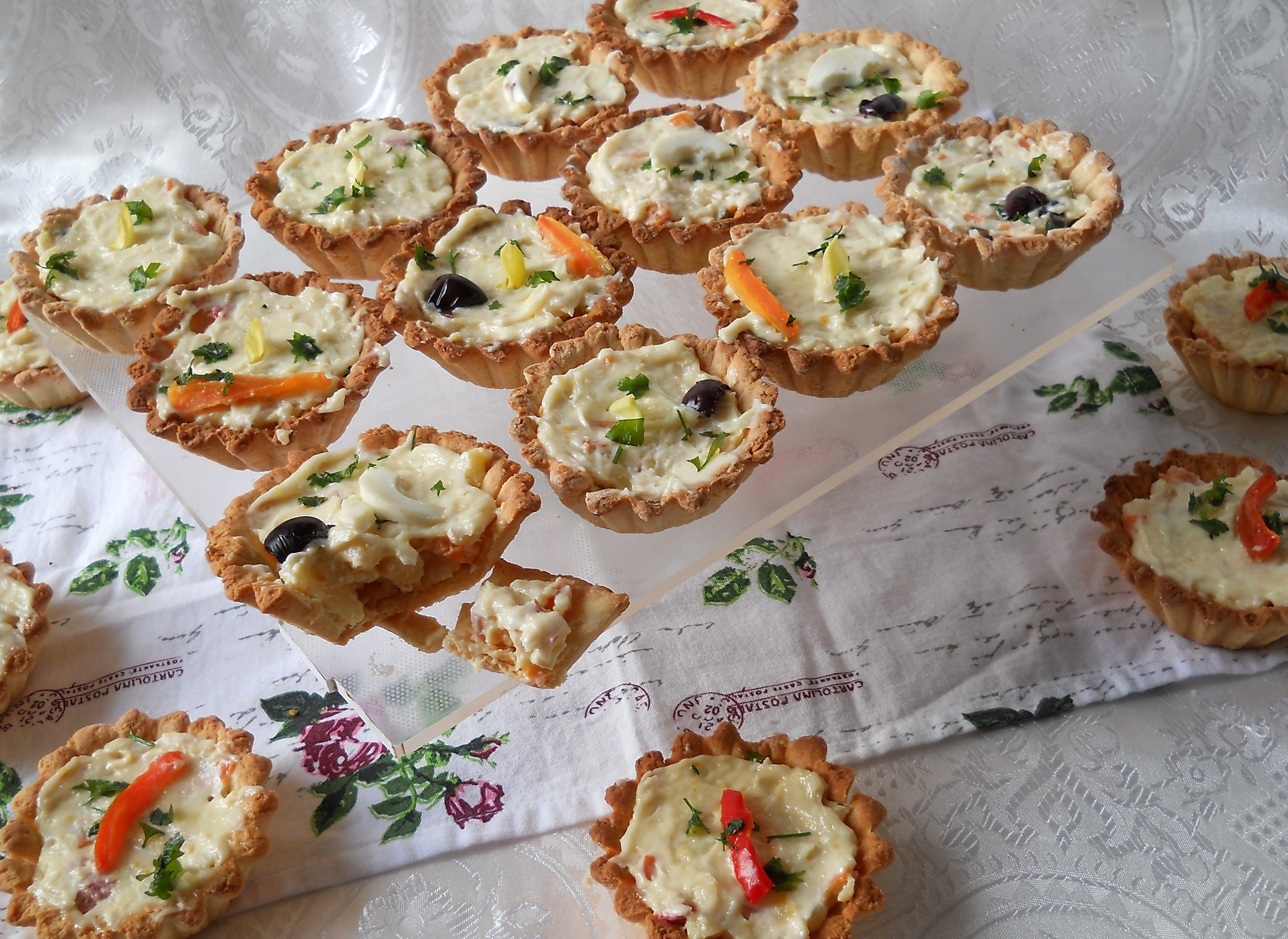 Aperitiv mini tarte umplute cu salata boeuf