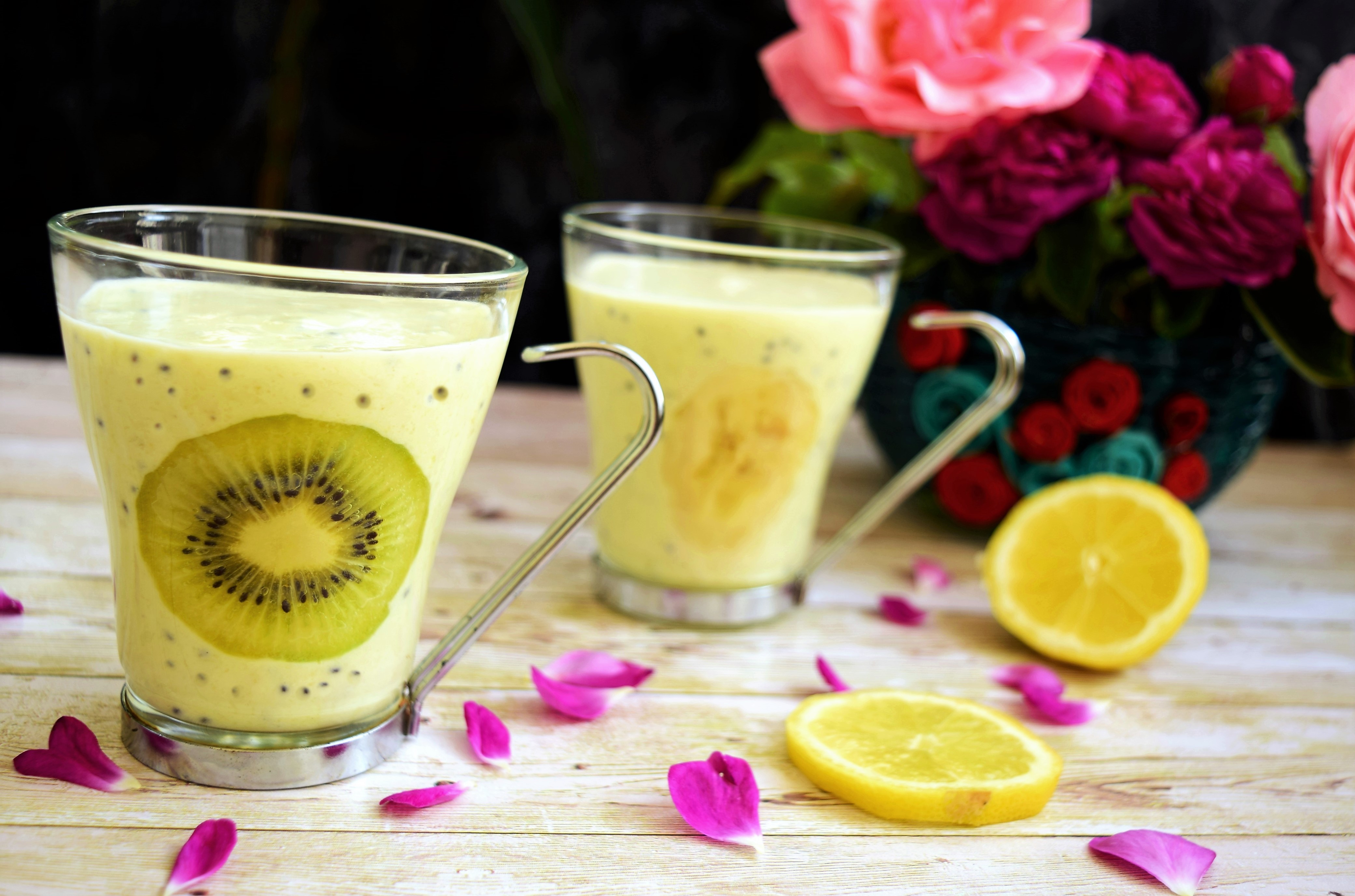 Smoothie cu iaurt, banane si kiwi