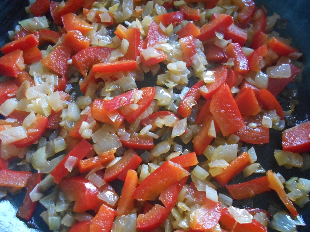 Aperitiv Shakshouka (Ochiuri in sos condimentat de rosii)