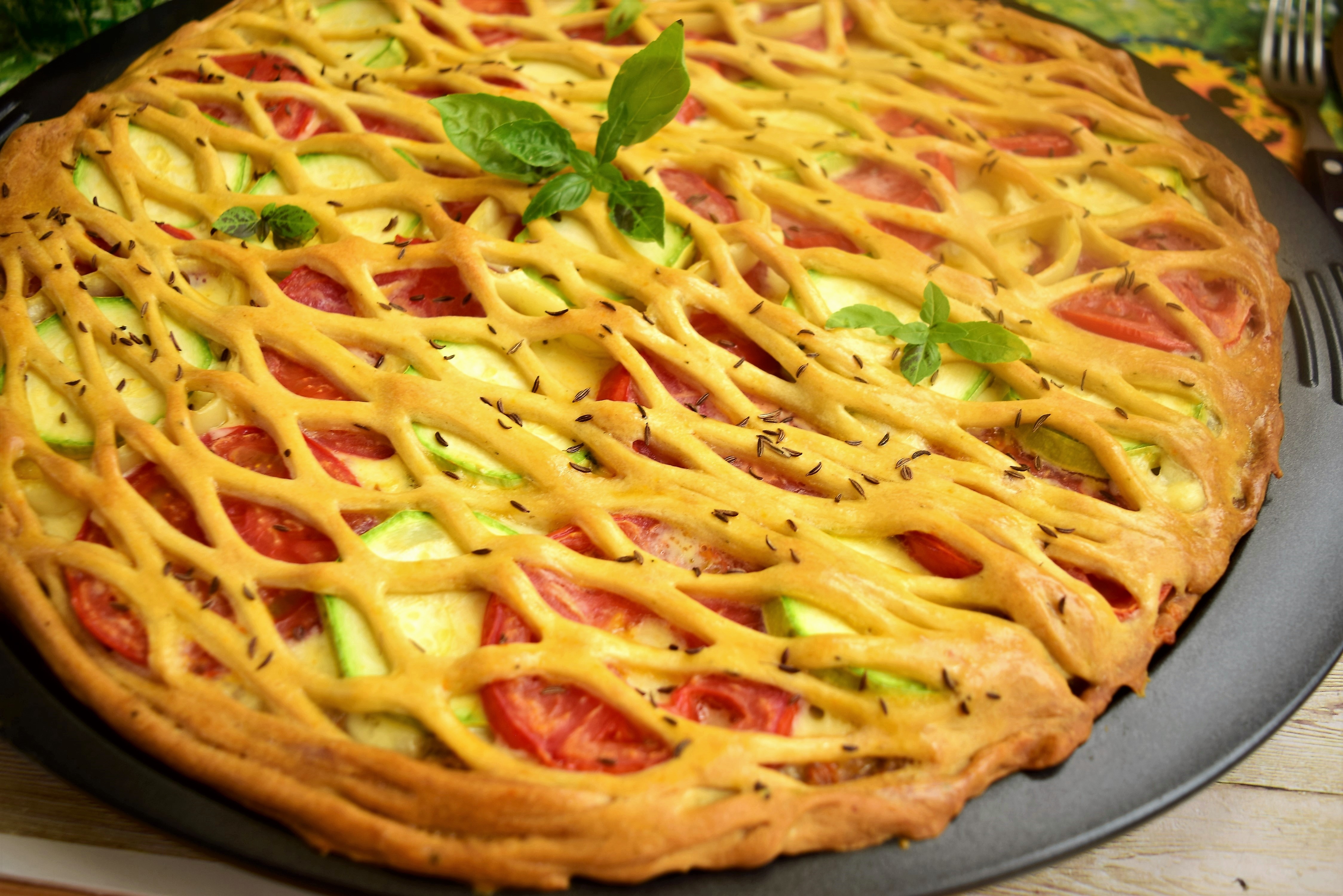 Tarta cu carne tocata, mozzarella si legume