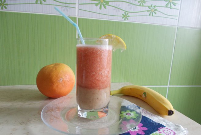 Smoothie de banana si grapefruit