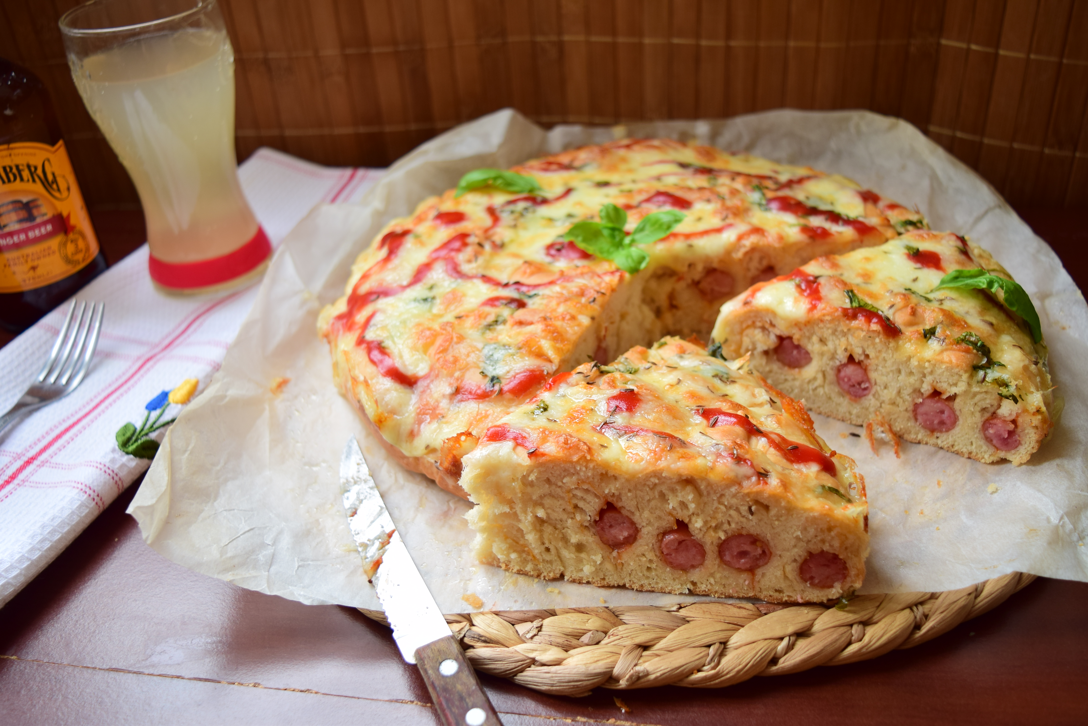 Aperitiv placinta cu carnati si mozzarella