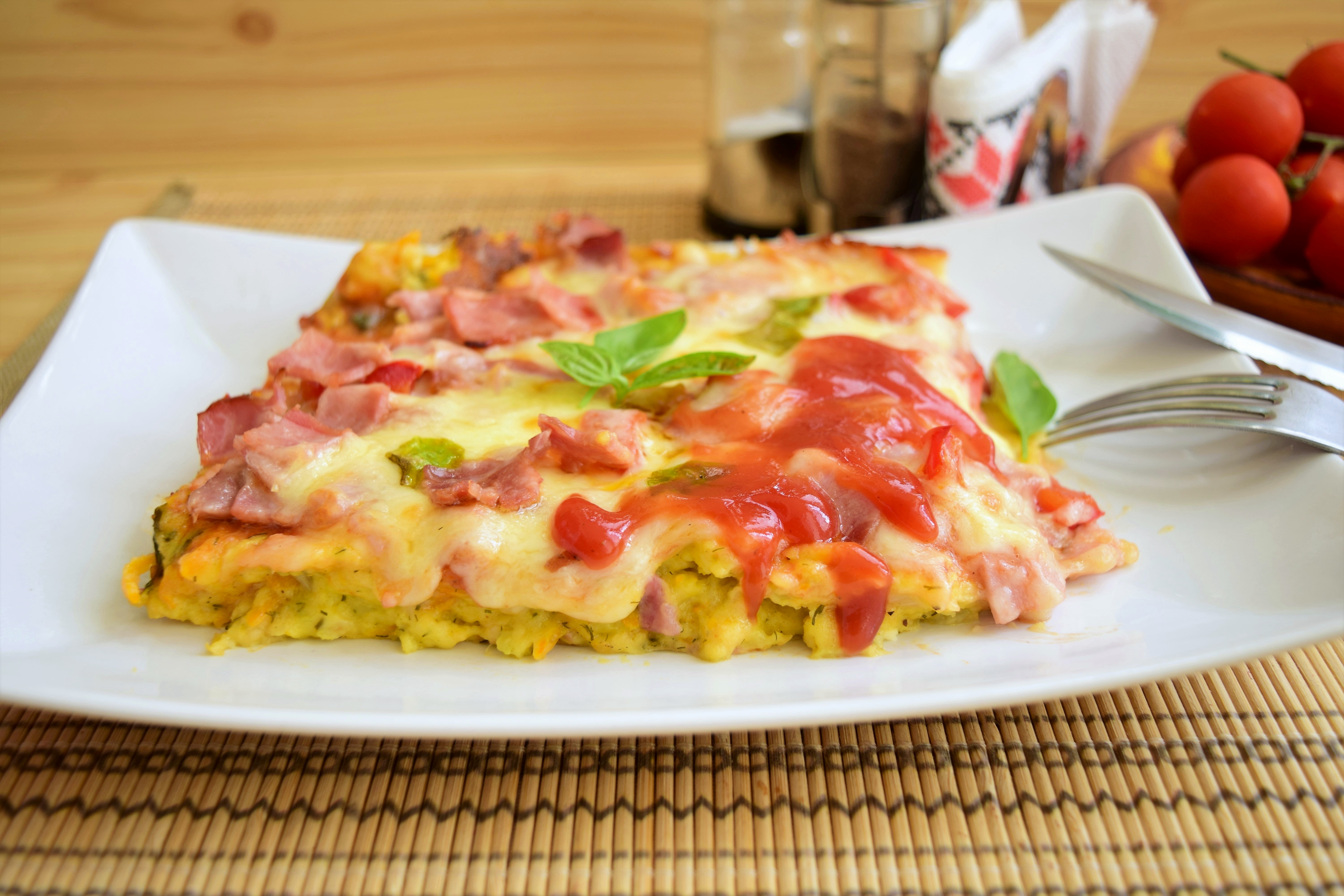 Pizza cu blat de dovlecel si branza