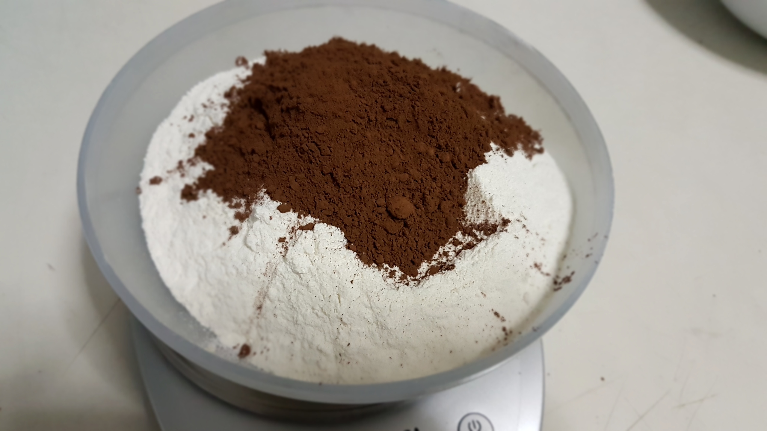 Desert foi de cacao cu crema de vanilie si gem de caise