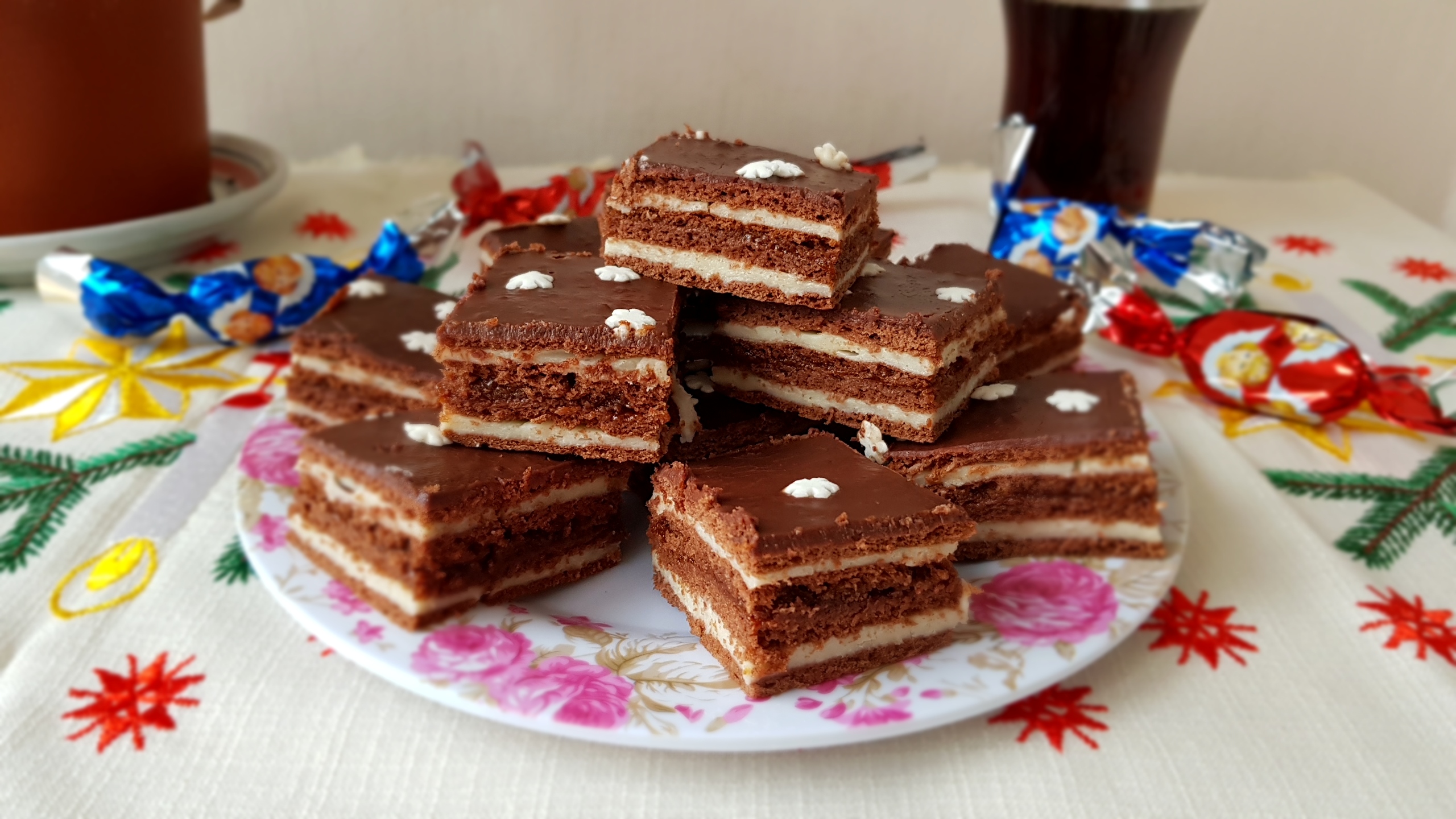 Desert foi de cacao cu crema de vanilie si gem de caise