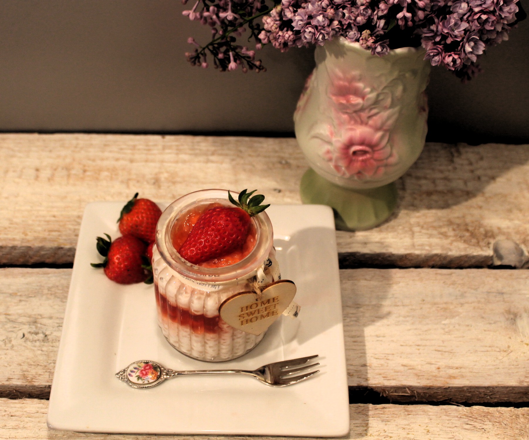 Desert budinca din perle de tapioca cu dulceata de capsuni