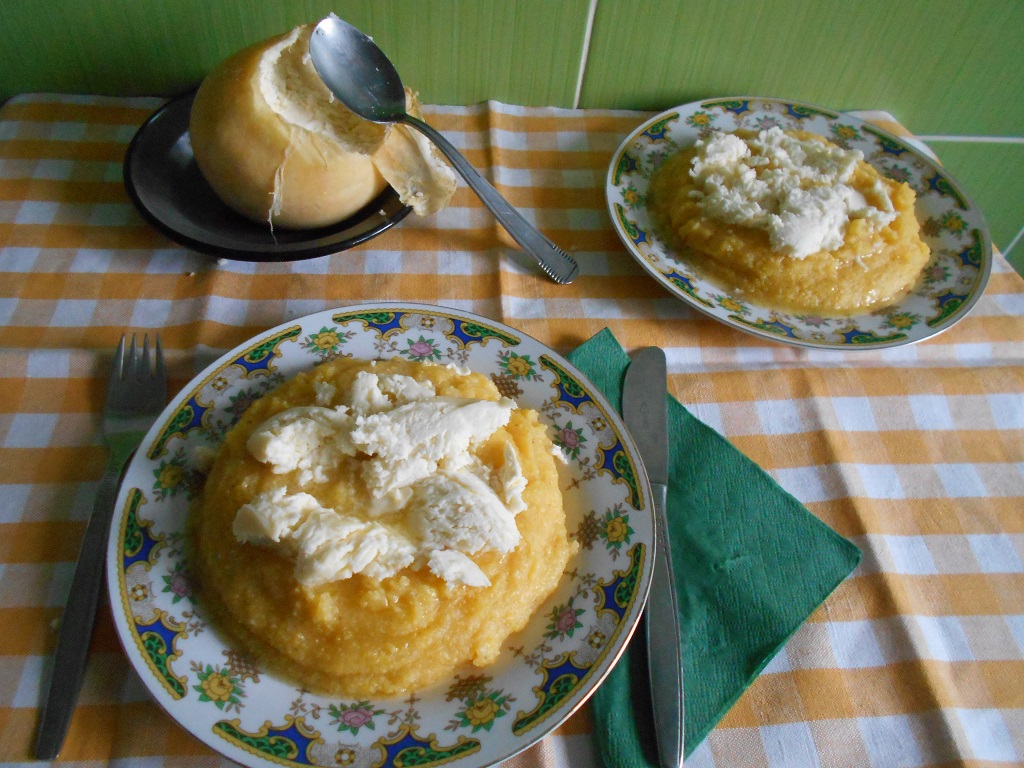 Mamaliguta cu branza de burduf si oua posate