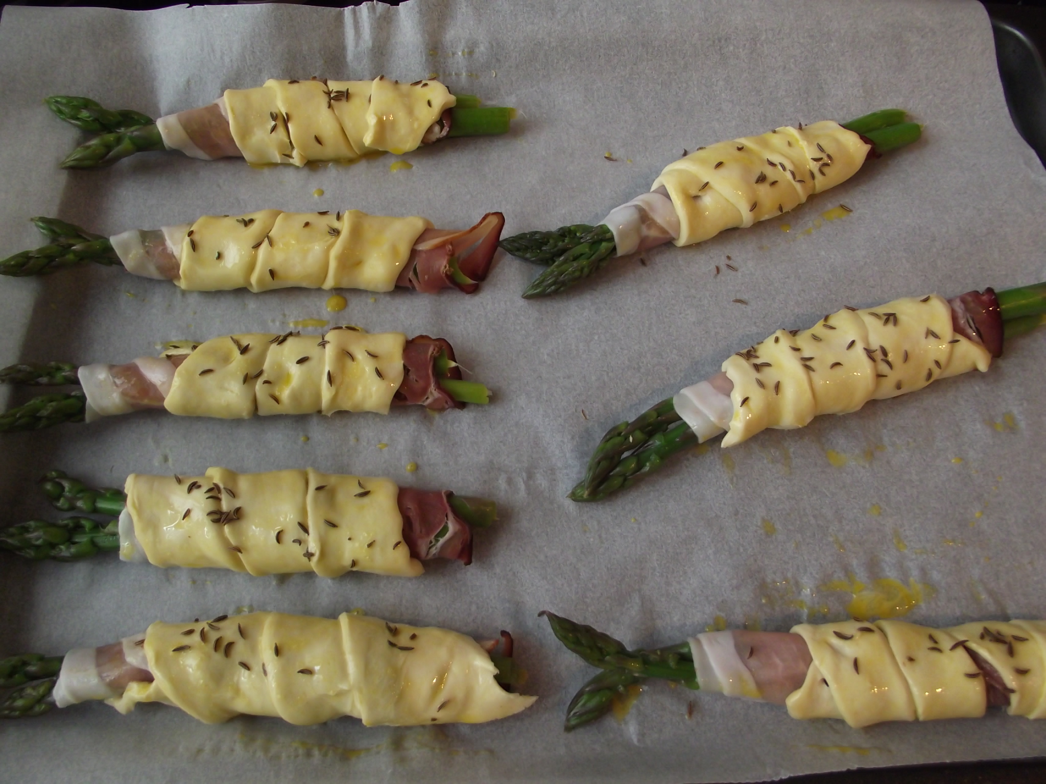 Aperitiv sparanghel invelit in jambon si aluat foietaj