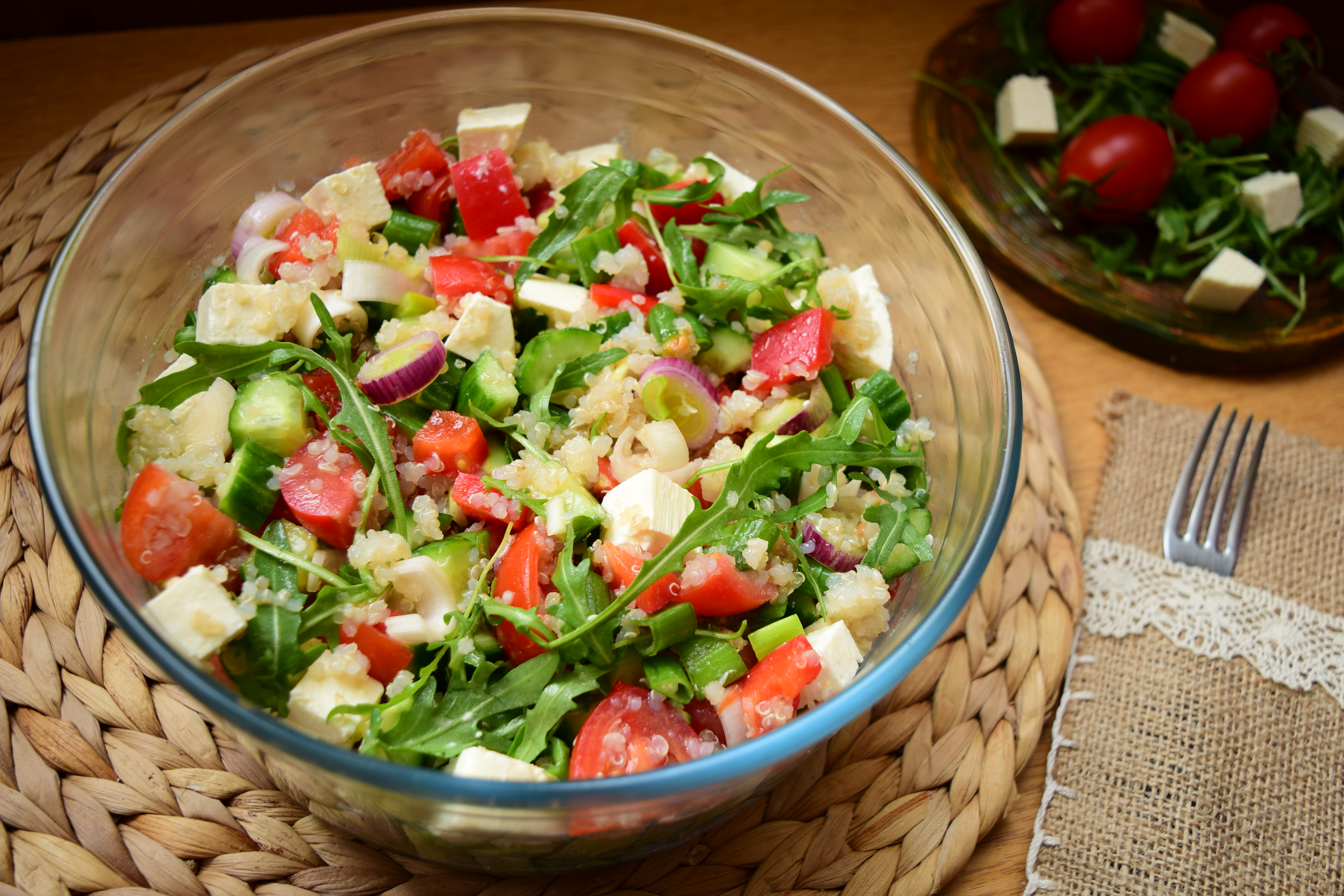 Salata de legume cu quinoa alba si branza