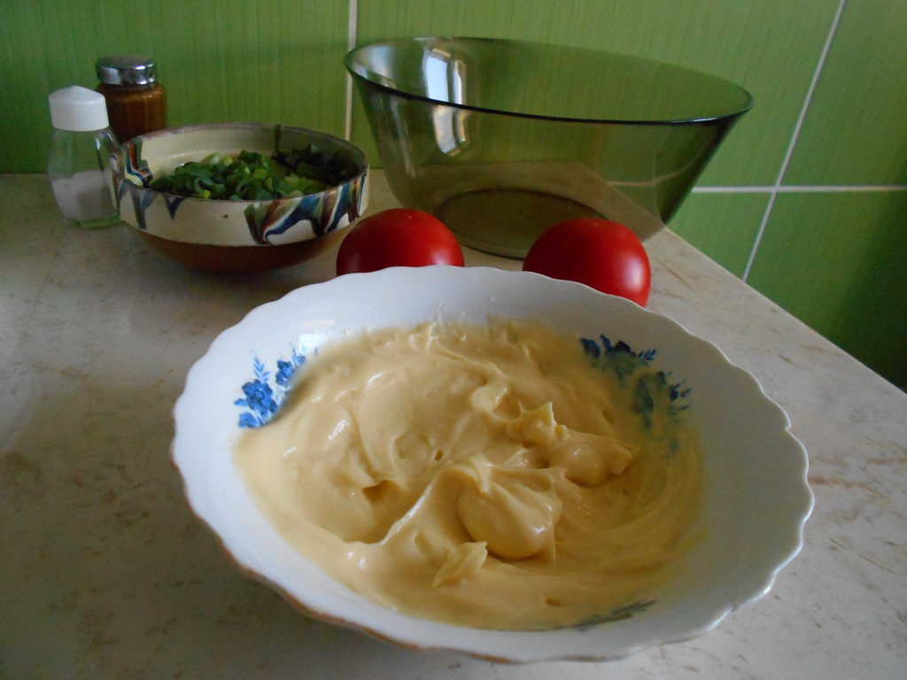 Salata de cartofi, cu ceapa verde si maioneza