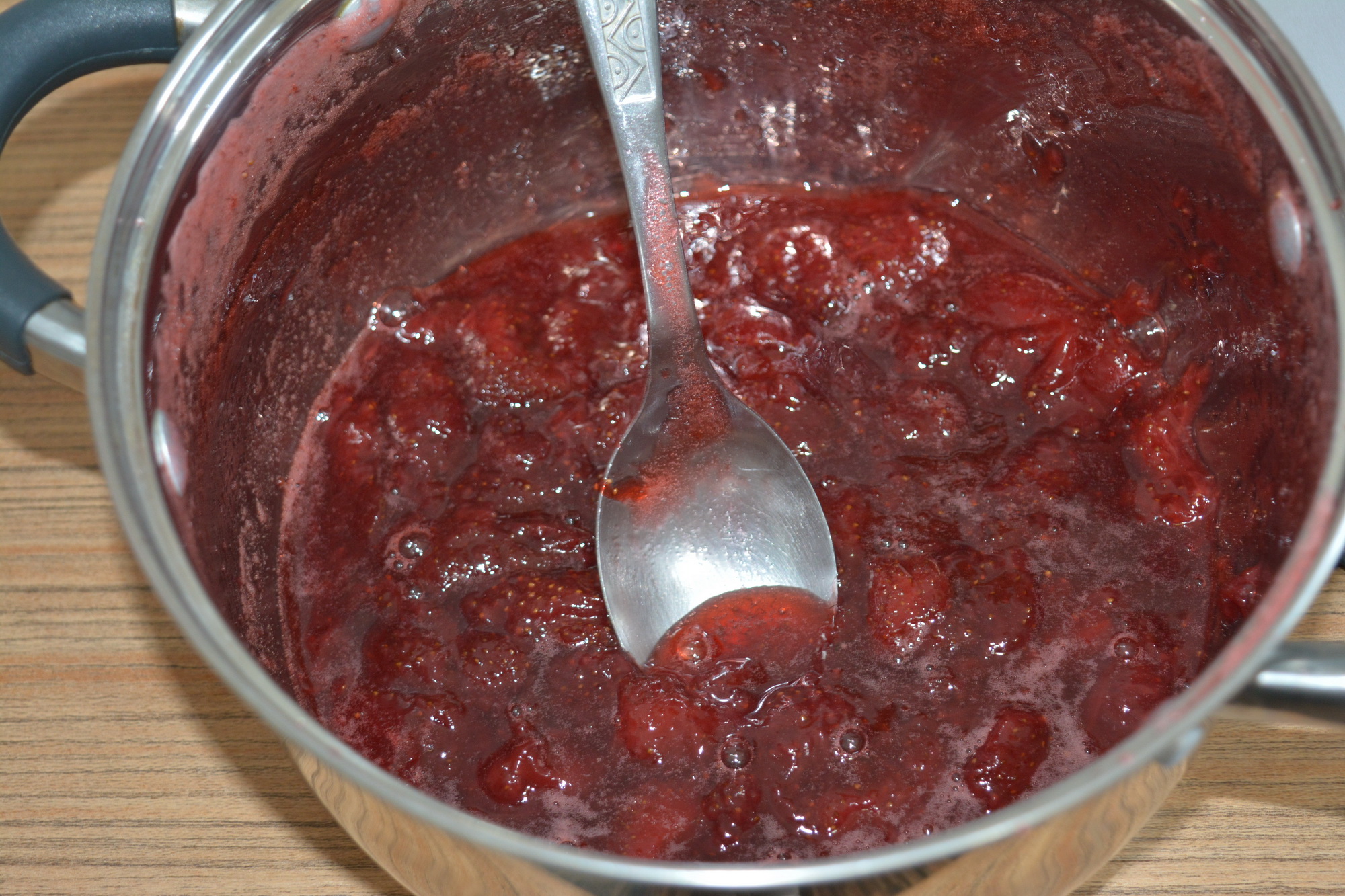 Desert tort cu dulceata de capsune si bavareza de vanilie