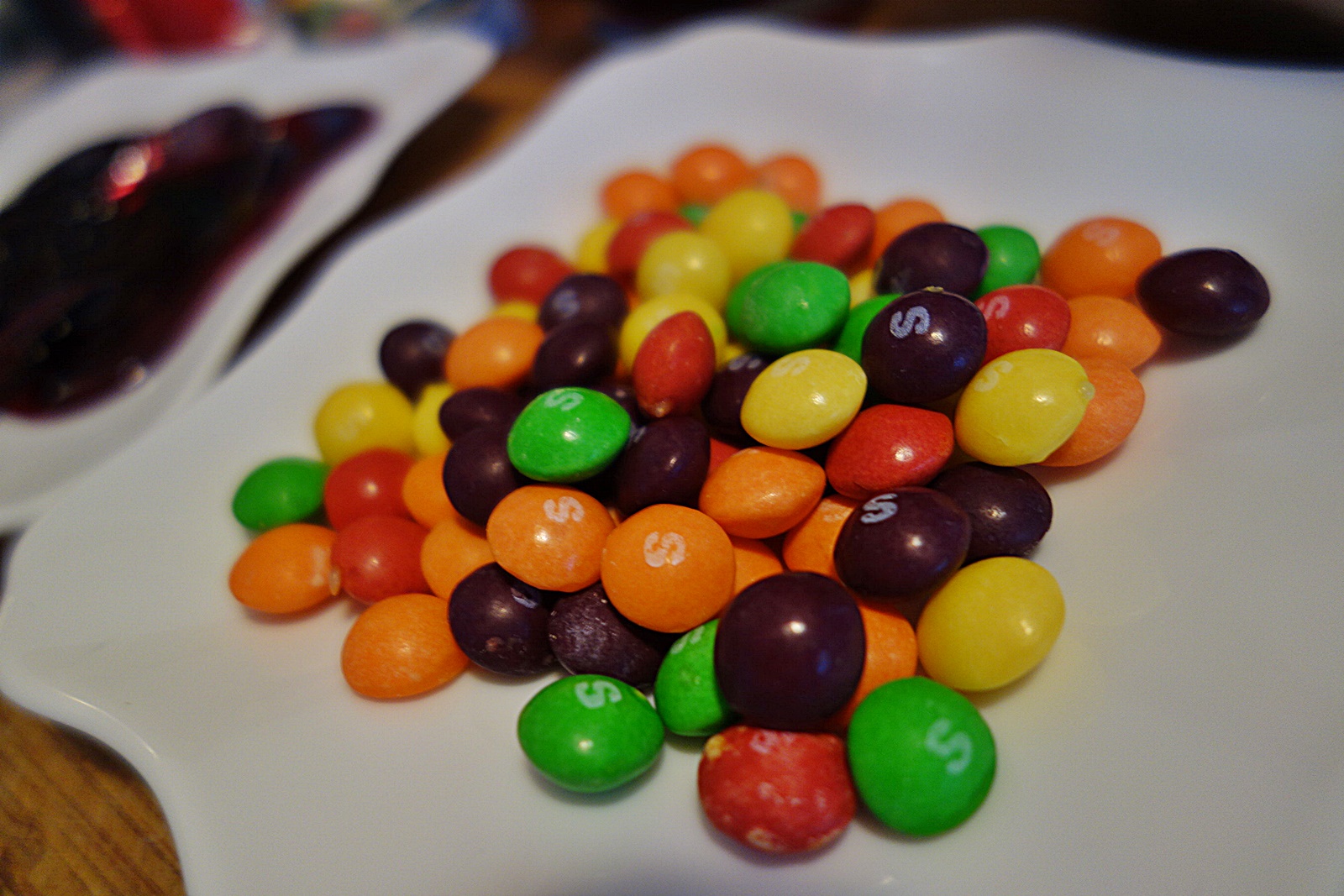 Tort aniversar Skittles cu afine