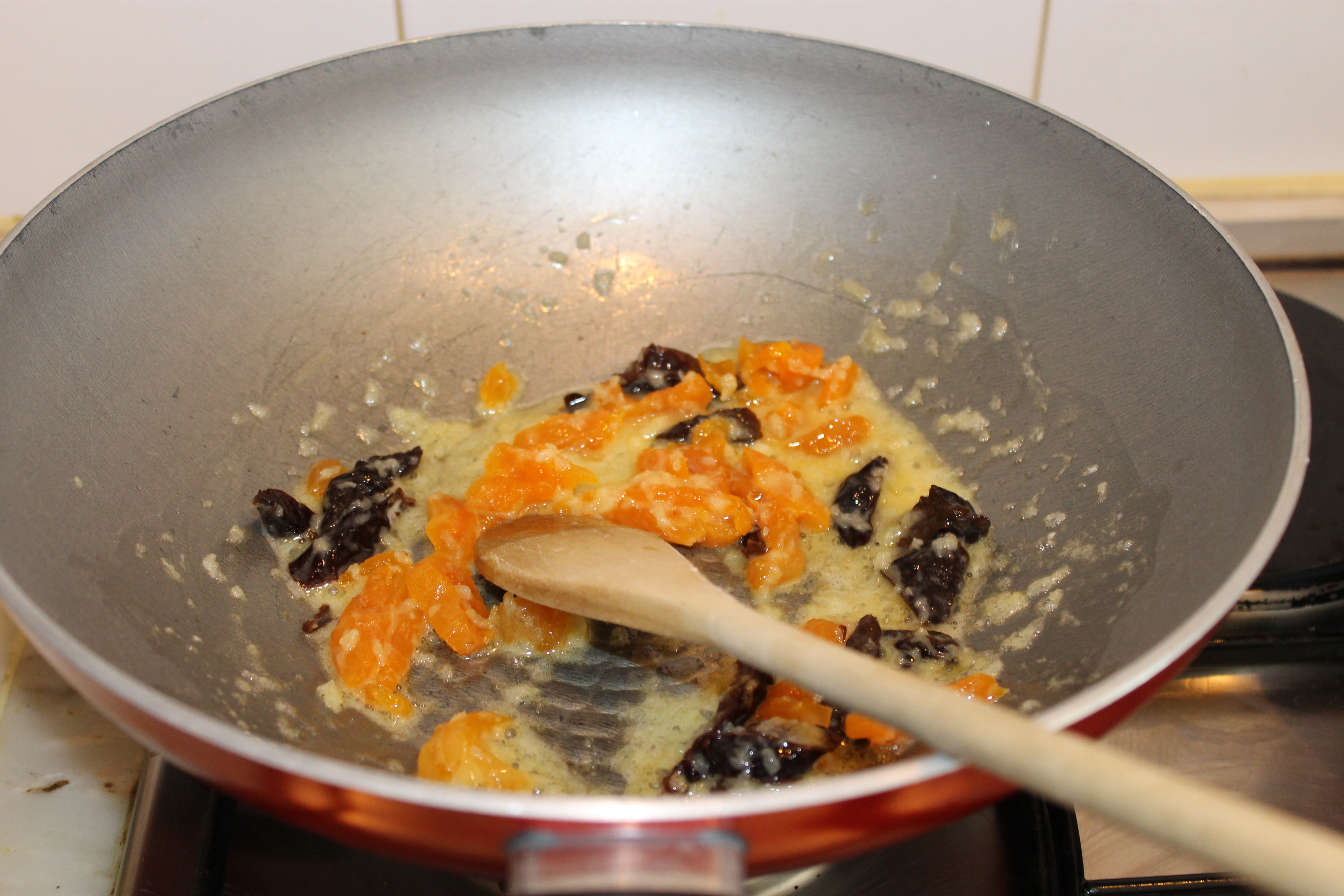 Tajine de pui cu prune si caise uscate