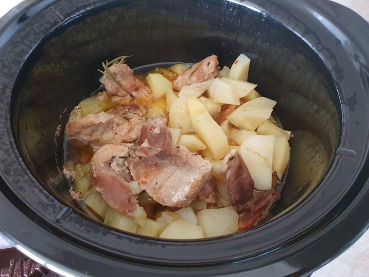 Carne de porc cu rozmarin si cartofi la slow cooker Crock-Pot