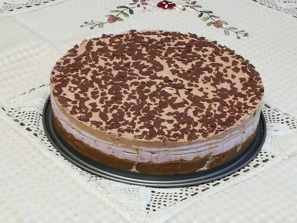 Desert cheesecake, cu ciocolata si fructe de padure