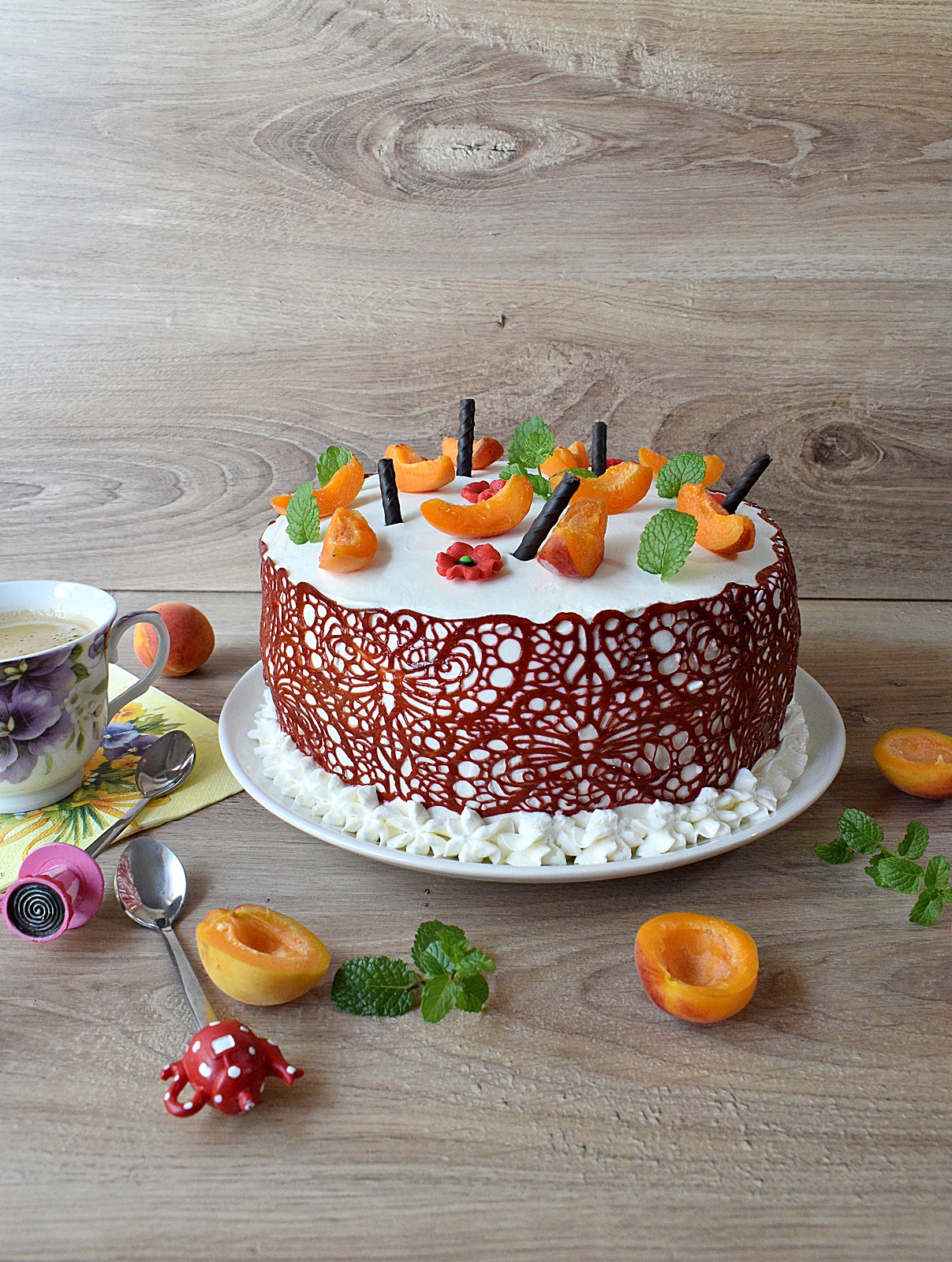 Desert tort cu caise, crema de ciocolata si mascarpone