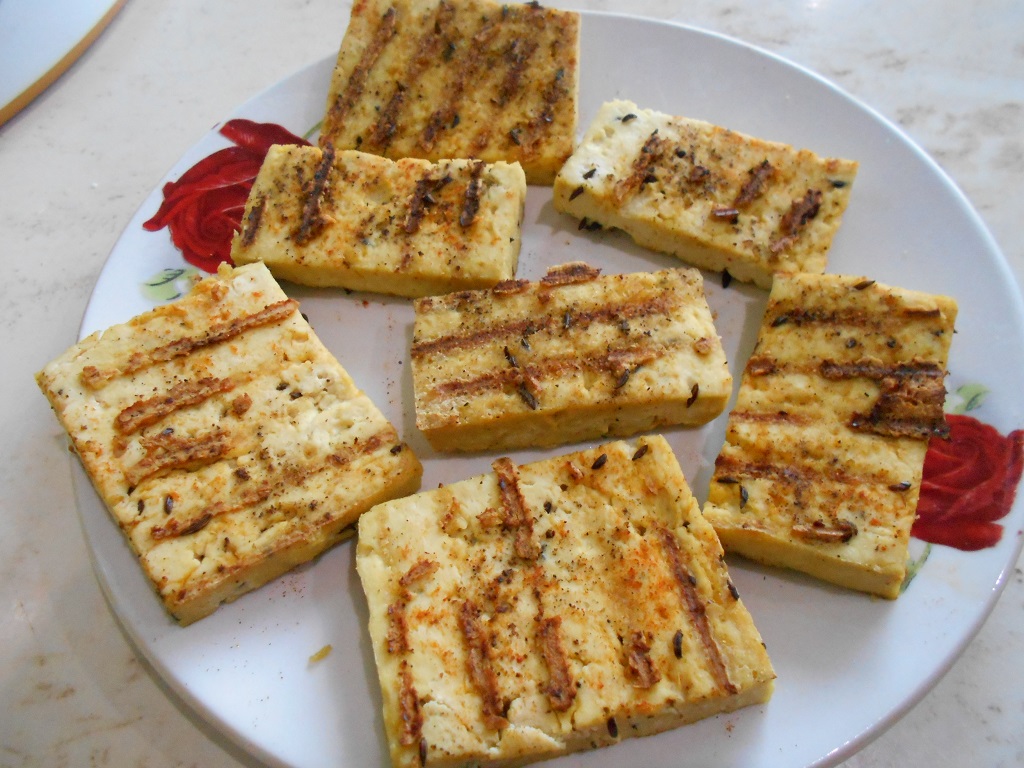 Branza tofu la grill, cu legume la aburi