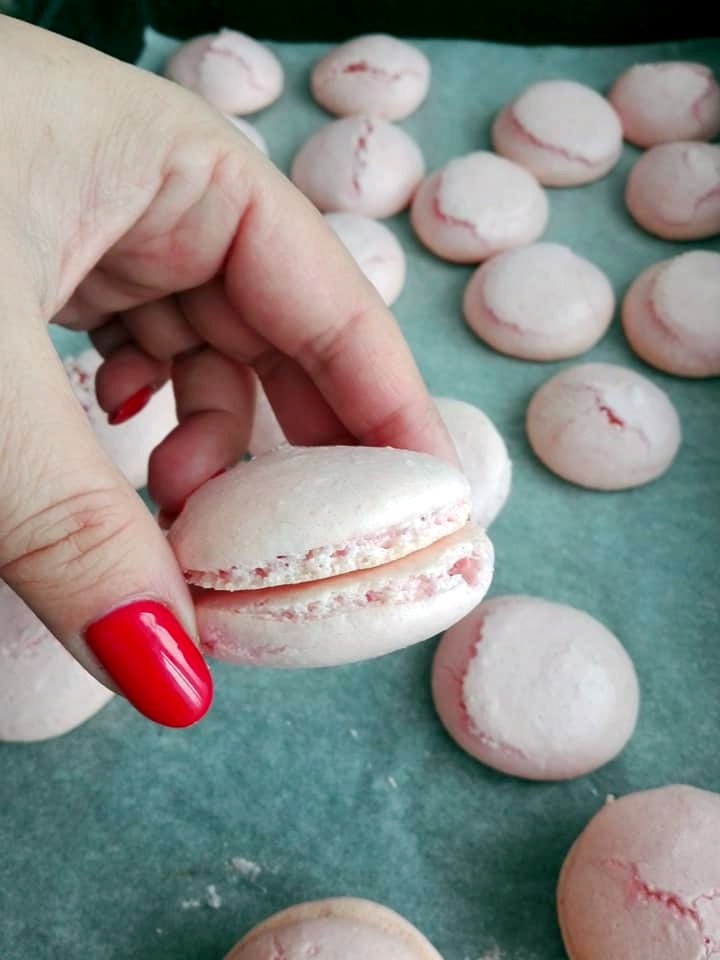 Desert macarons in cuptor pe gaz