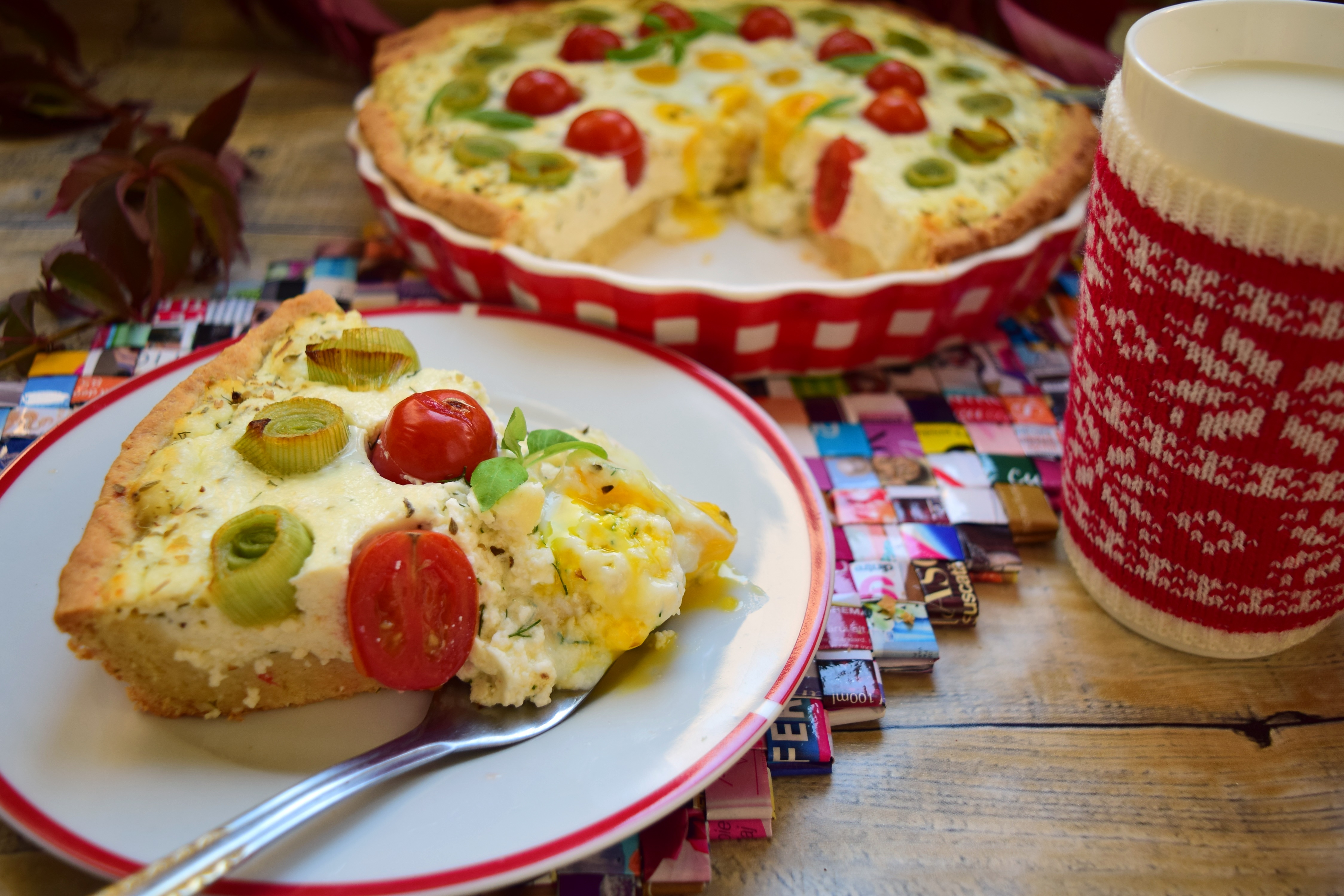 Aperitiv tarta cu branzeturi, legume si oua de prepelita