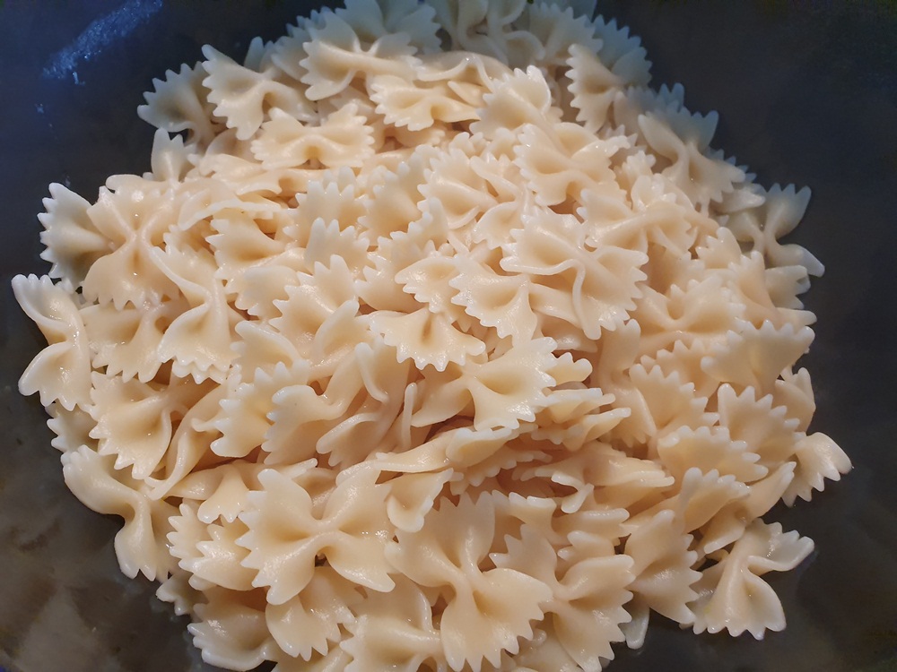 Farfalle cu pui si pesto