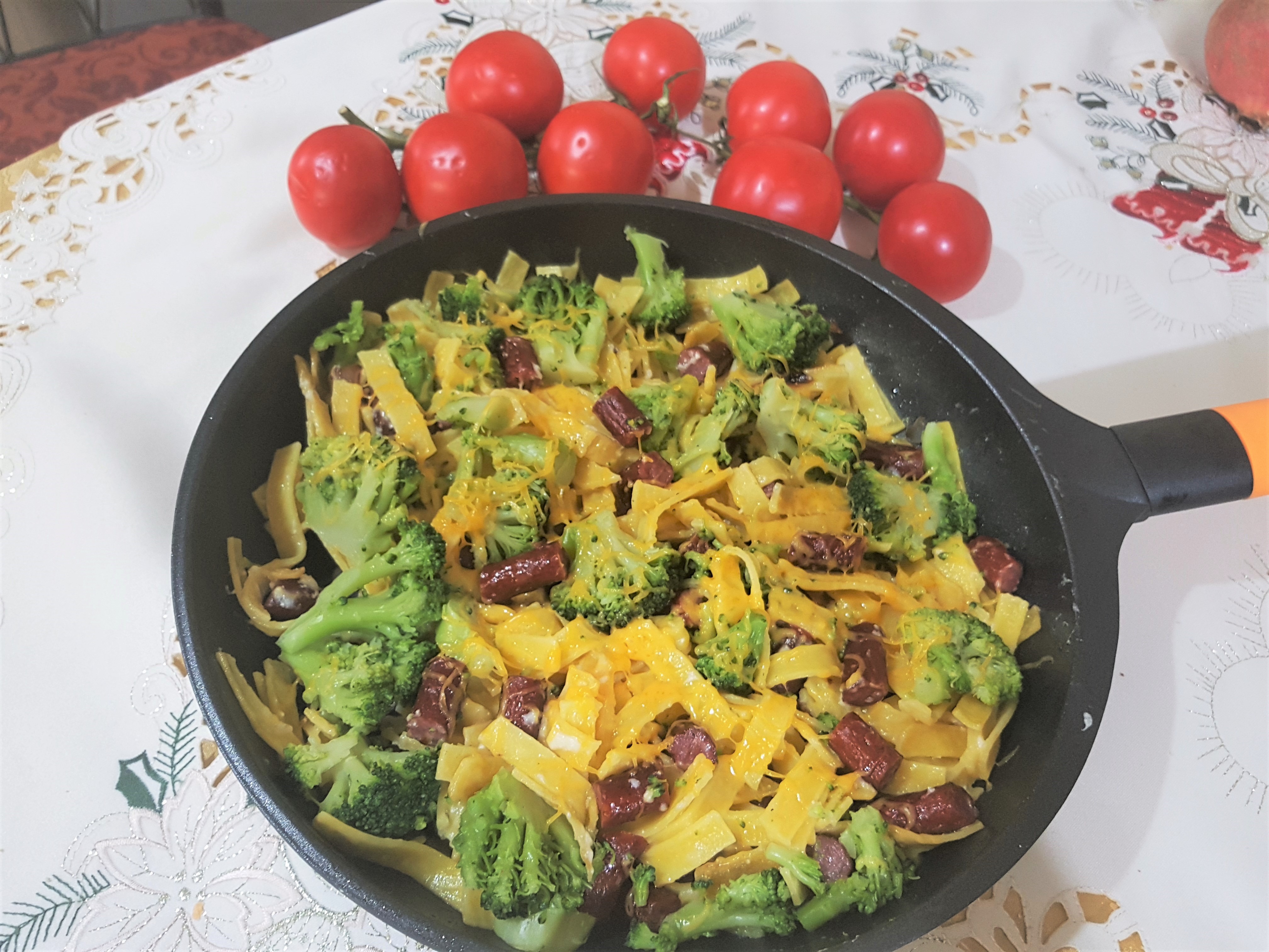 Tagliatelle cu broccoli, cheddar si sticks