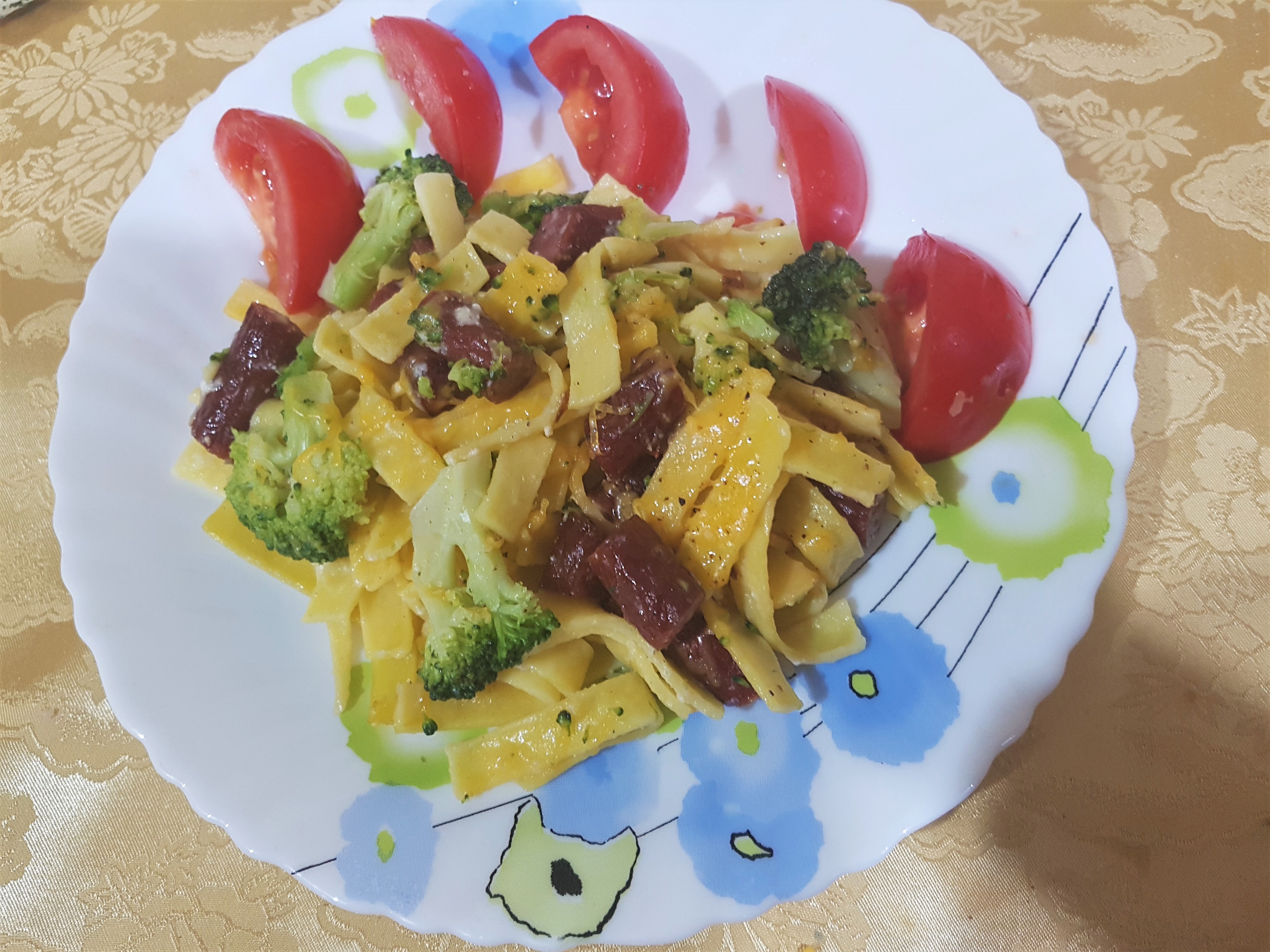 Tagliatelle cu broccoli, cheddar si sticks