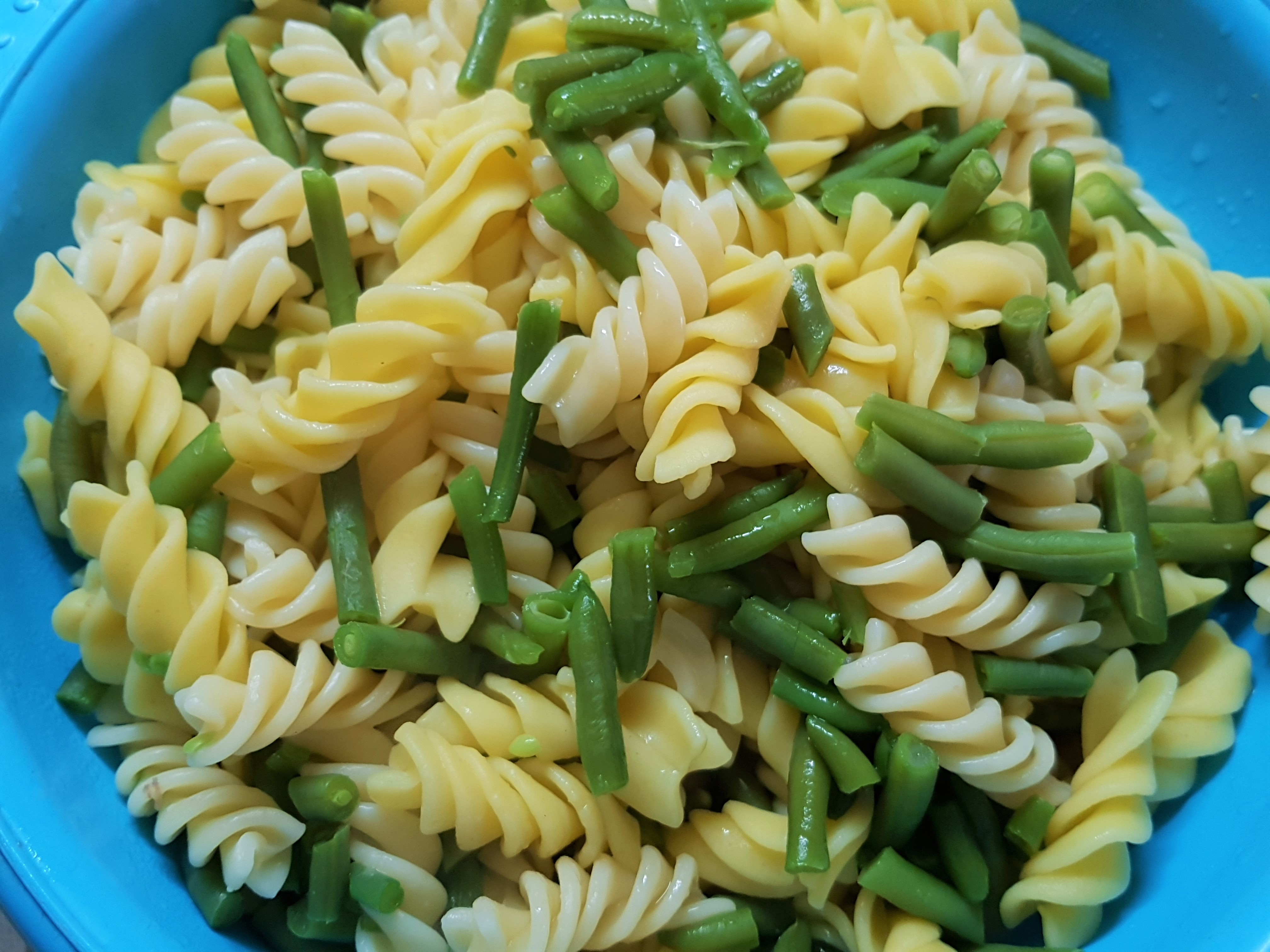 Salata calda cu fusilli, fasole verde si carnita de vitel