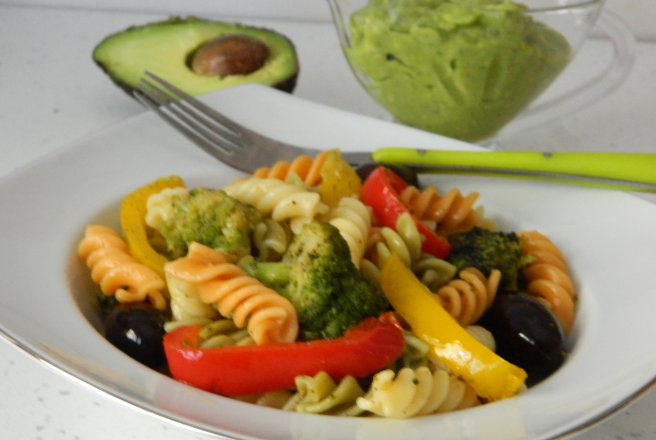 Fusilli cu ardei gras, broccoli, masline si sos de avocado