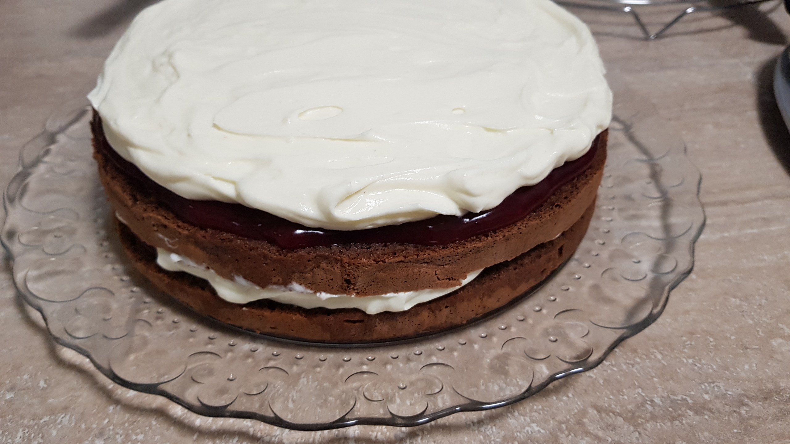 Desert tort cu jeleu de fructe de padure si crema mascarpone