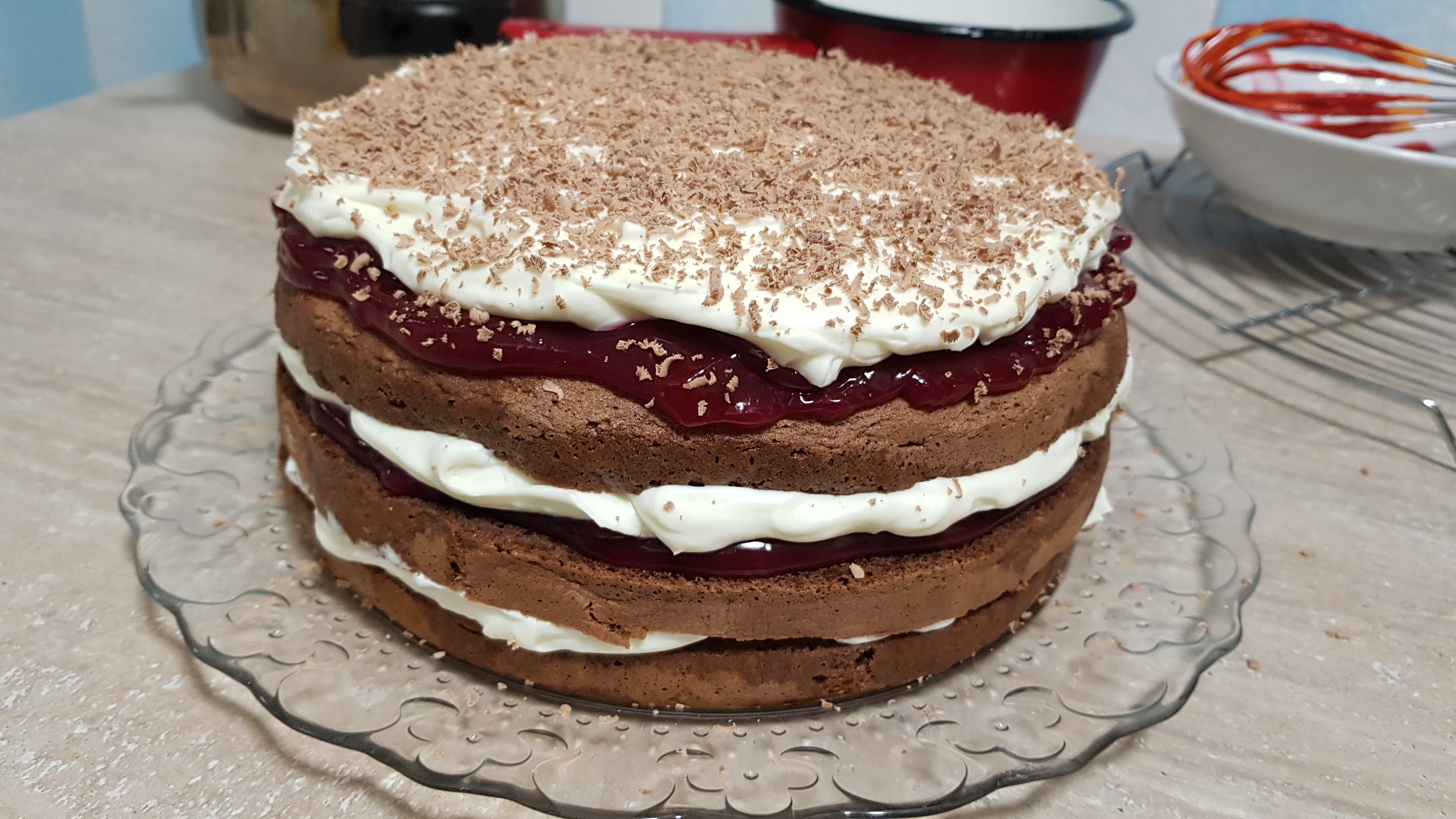 Desert tort cu jeleu de fructe de padure si crema mascarpone