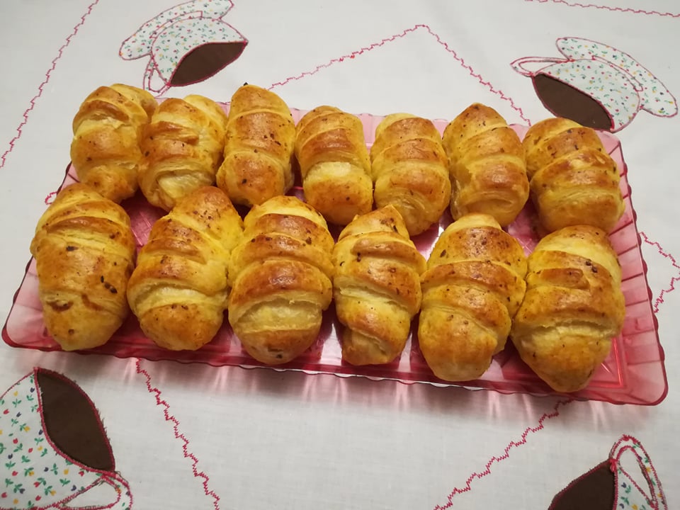 Aperitiv minicroissante cu crenvursti in foietaj