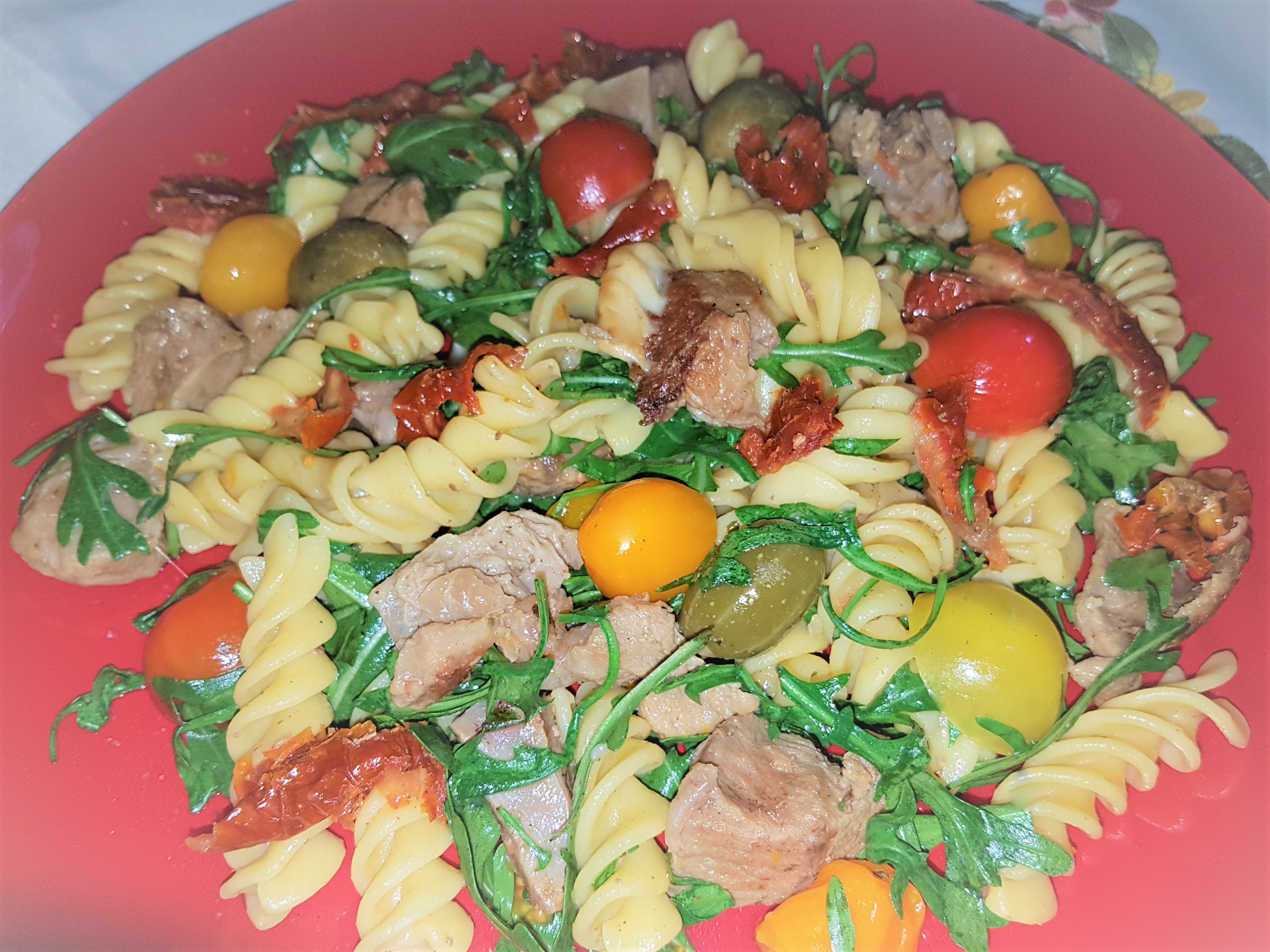 Salata de fusilli cu carne de vitel si rucola